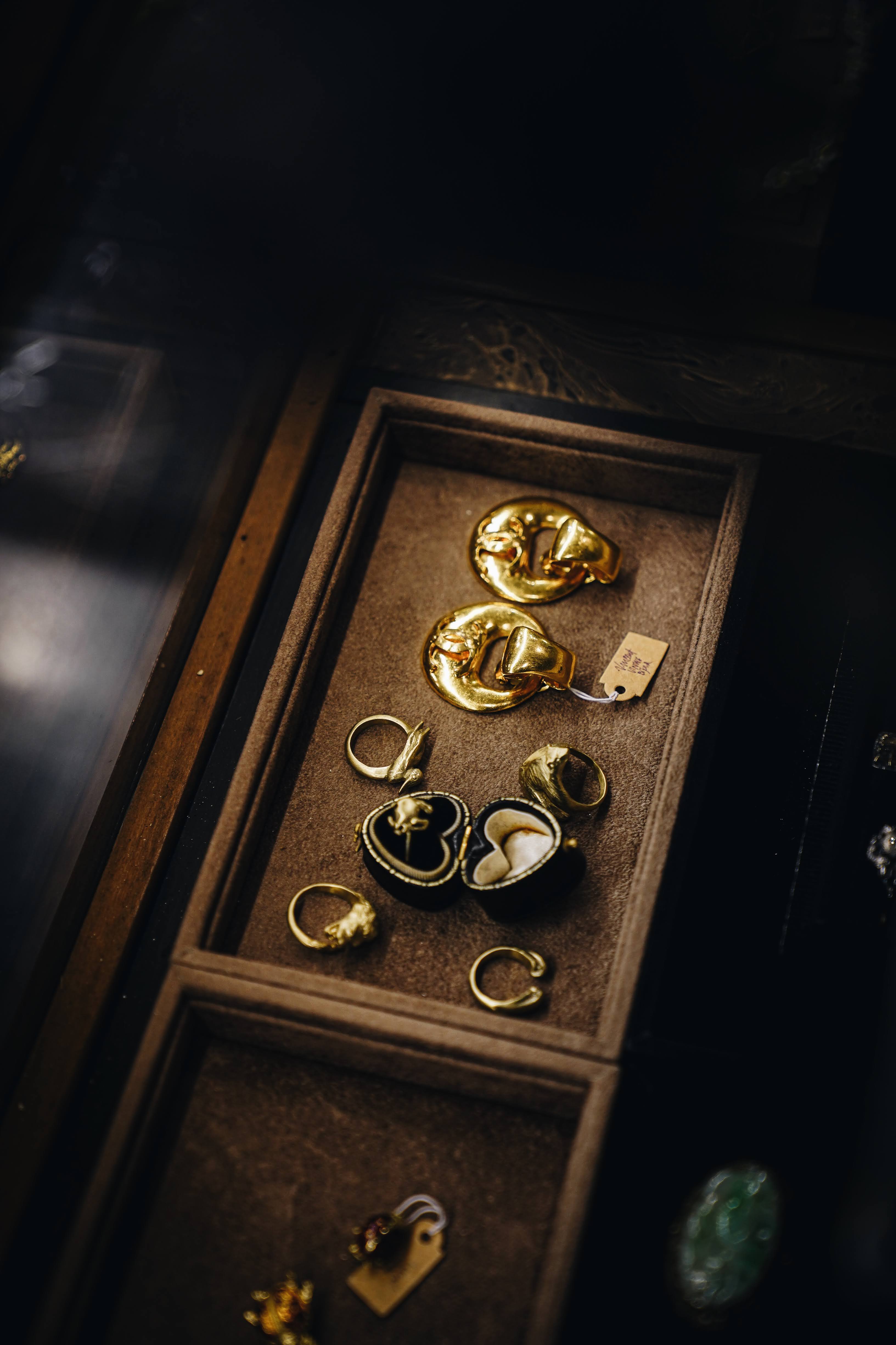antique gold jewelry from the Vincent Vintage Bijoux jewelry boutique