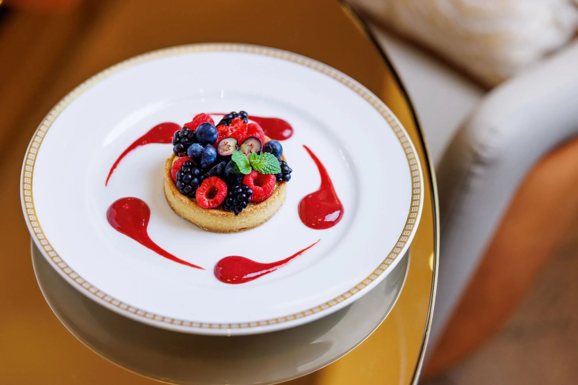 Dolce con frutti di bosco servito a Il Salotto