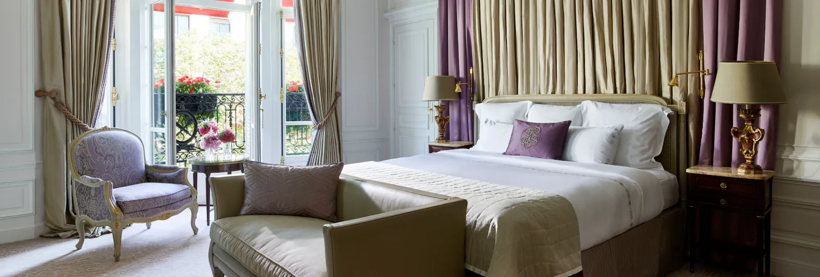 A Suite Prestige no Hotel Plaza Athénée.