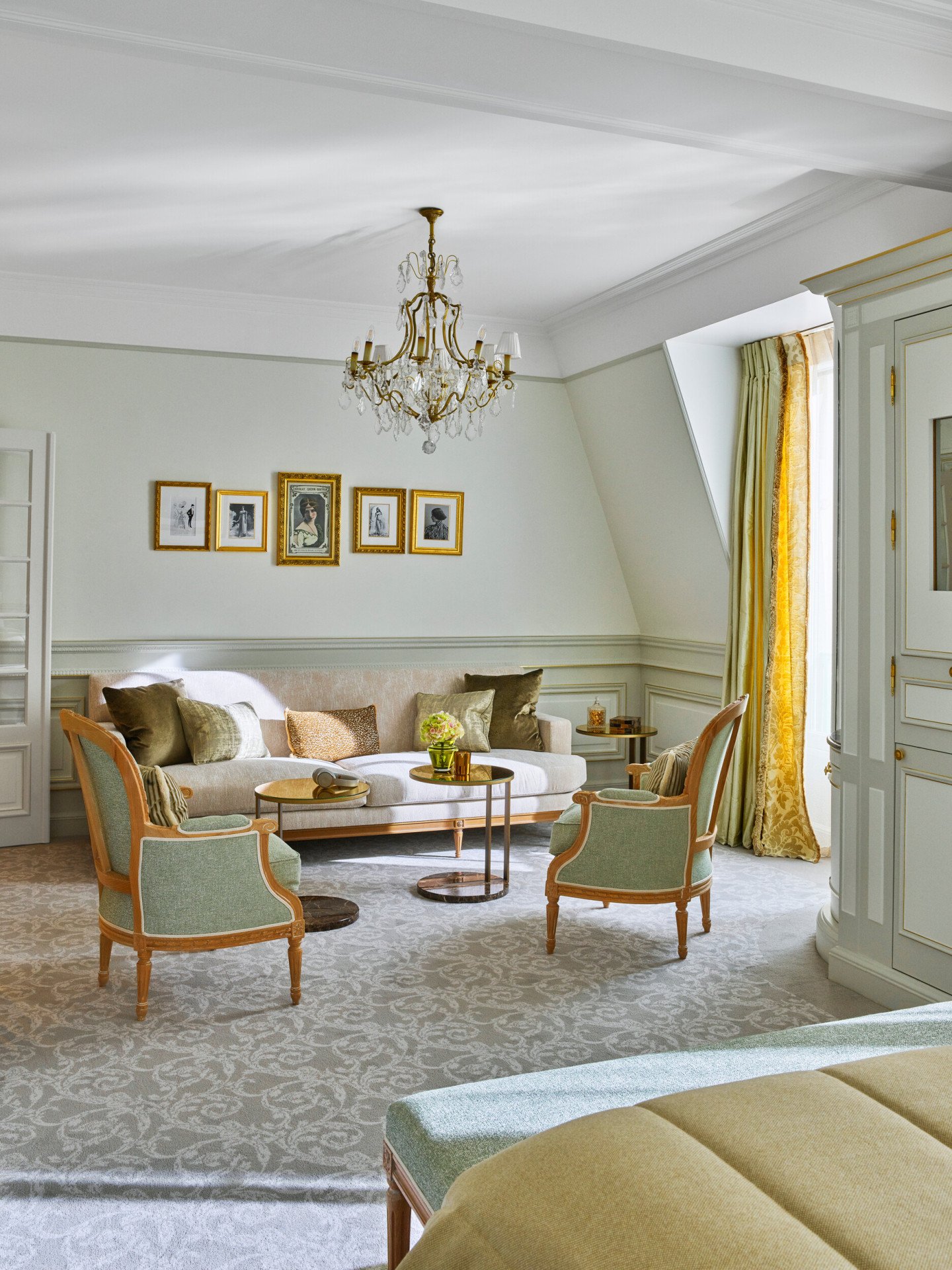 Salon d'une junior suite de luxe aux tons verts et jaunes, au Meurice, Paris.