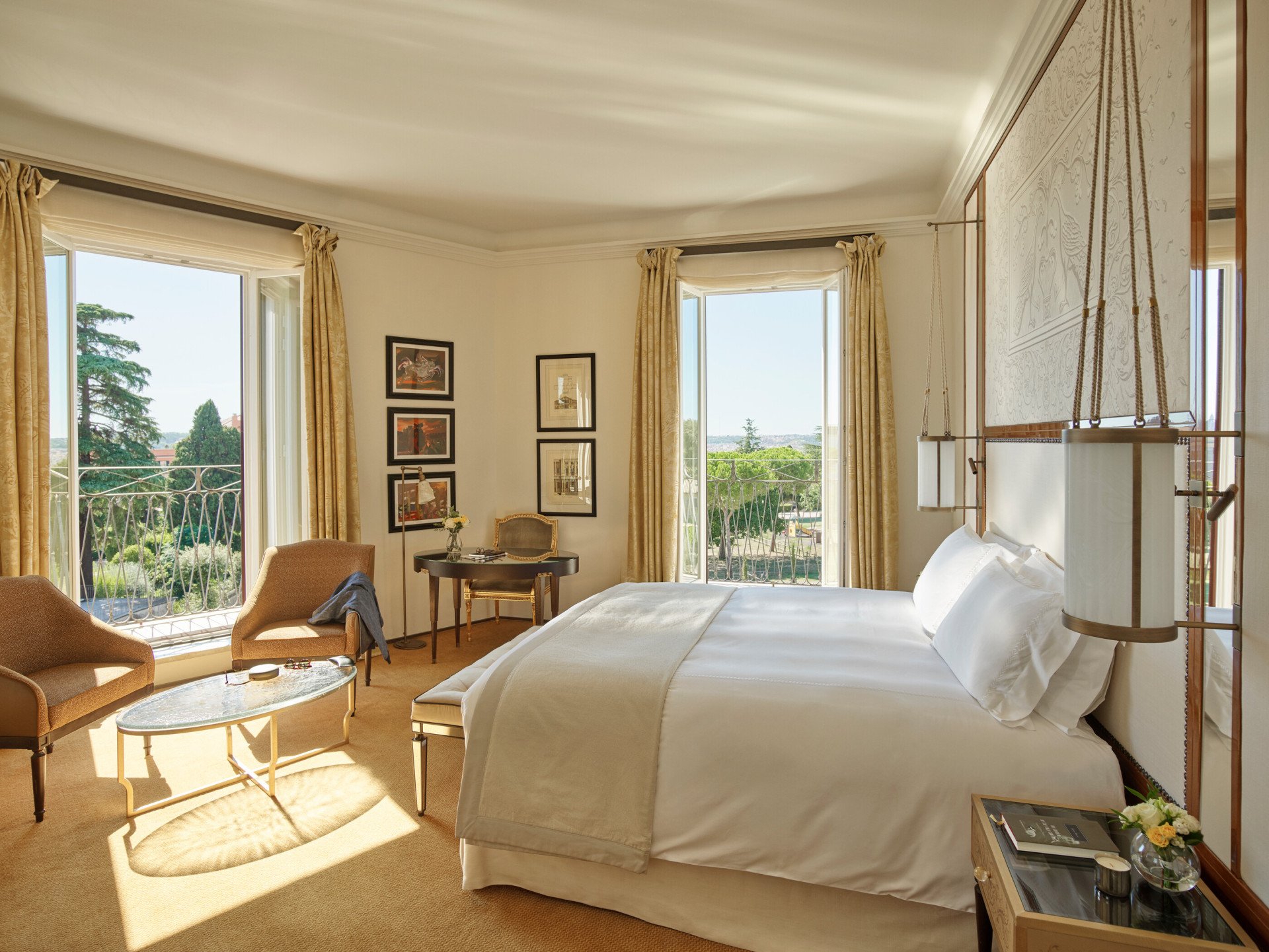 Junior suite con vista con due finestre aperte e balconcini a Hotel Eden Roma