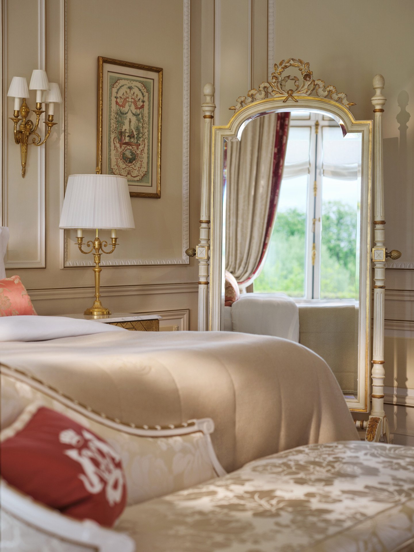 Reflexo da cama e da cortina no espelho de uma Suíte Versailles, no Le Meurice, Pari