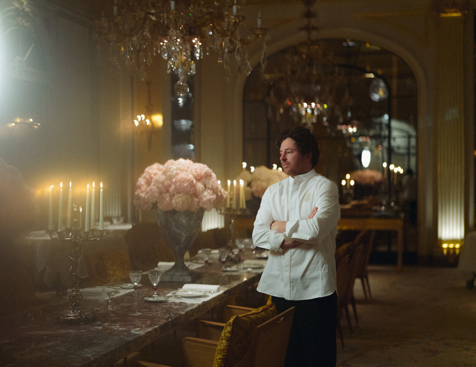 Retrato de Jean Imbert na sala de jantar Jean Imbert do Hotel Plaza Athénée, Paris.