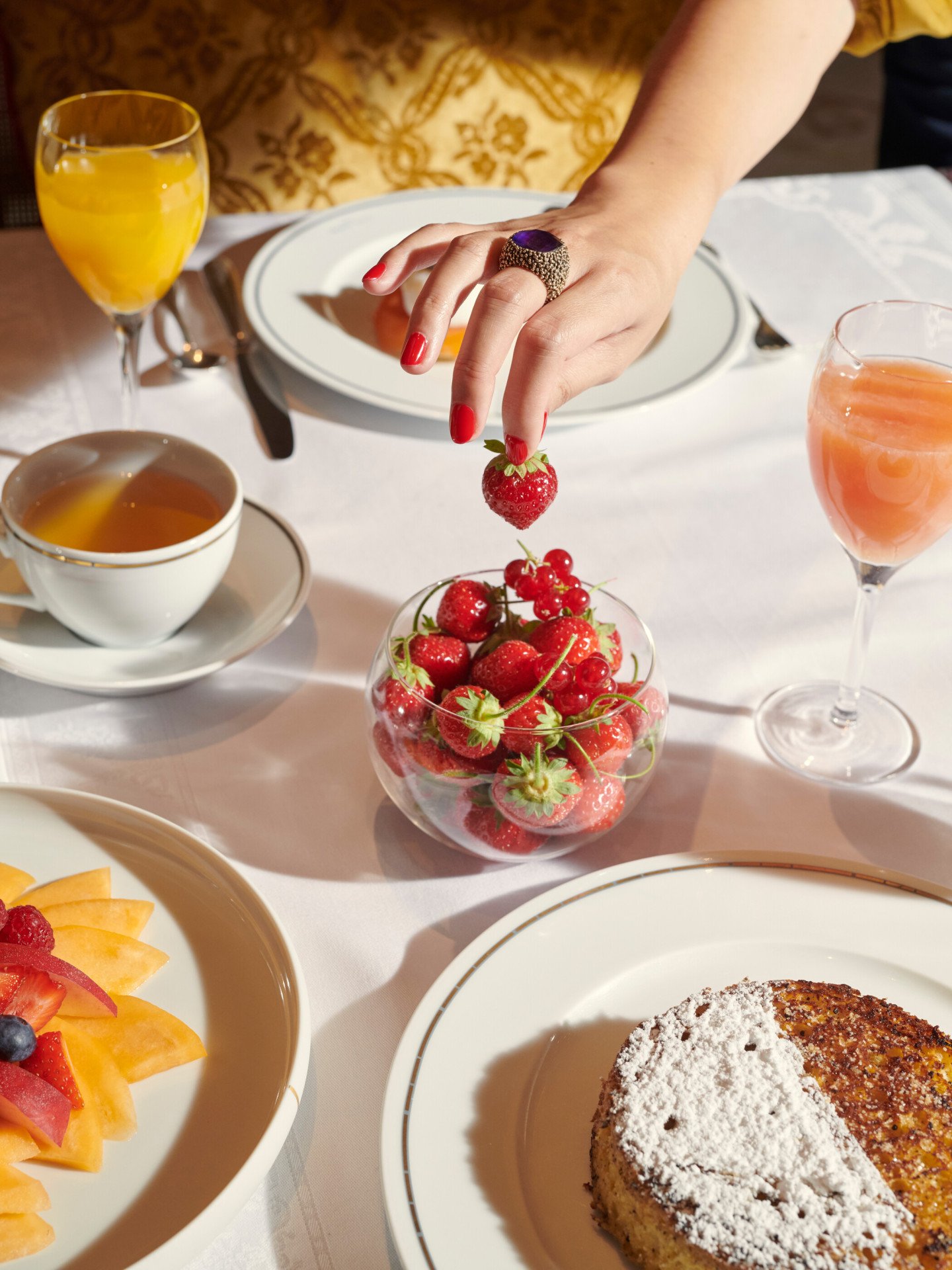 Images of the brunch and breakfast at the Jean Imbert au Plaza Athénée Images of the brunch at the Jean Imbert au Plaza Athénée. We can see a hand picking a strawberry