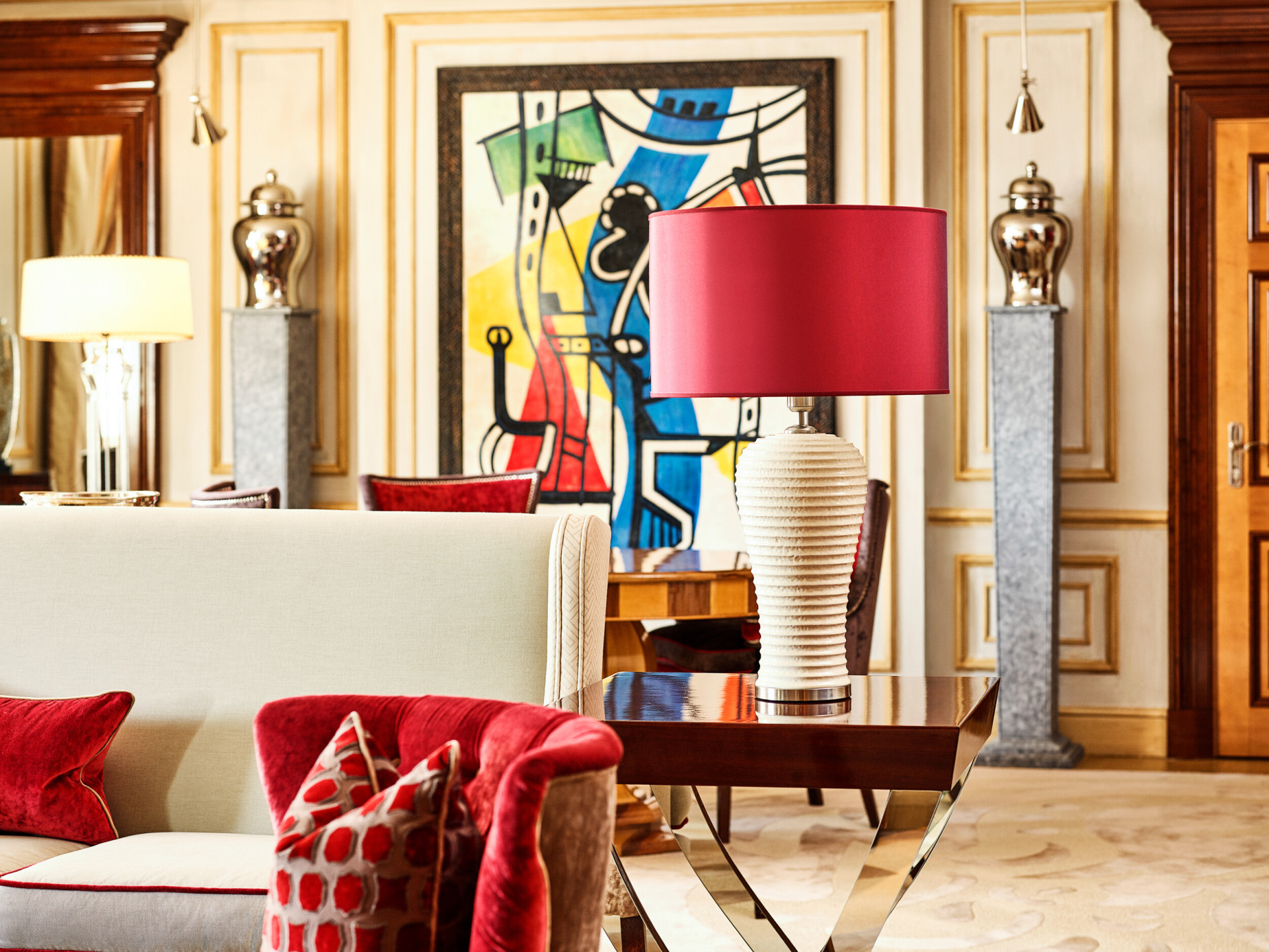 Salotto della suite Imperial Executive con dettagli di design rossi 