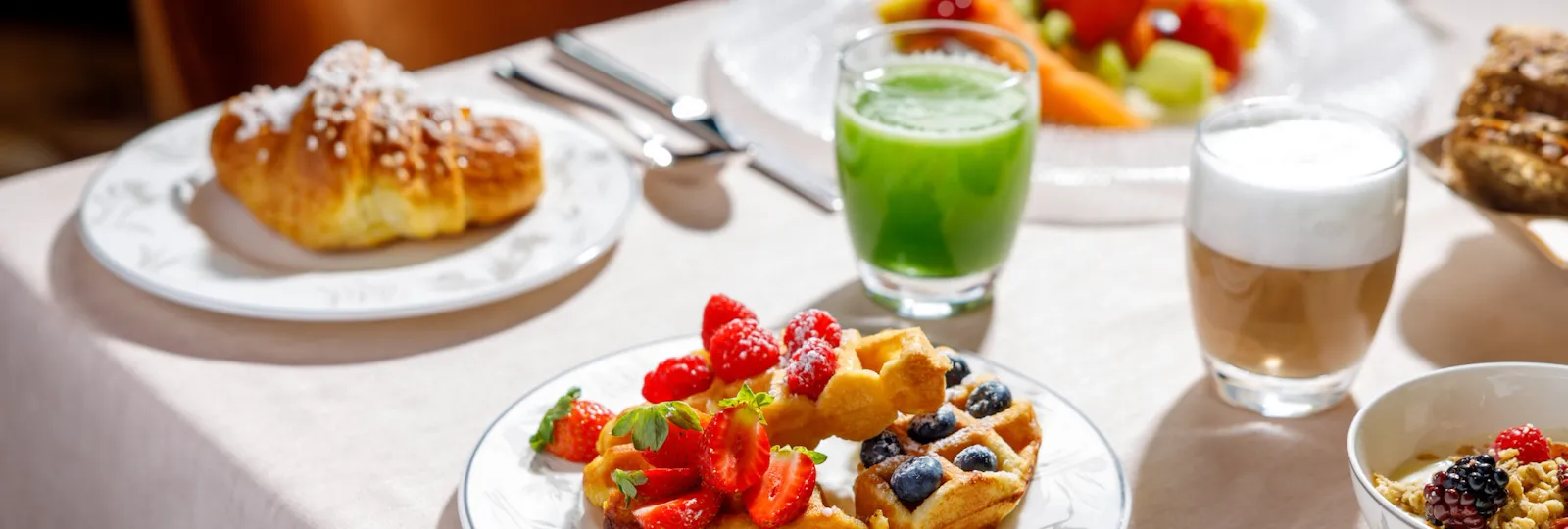 Tavolo imbandito con ricca colazione