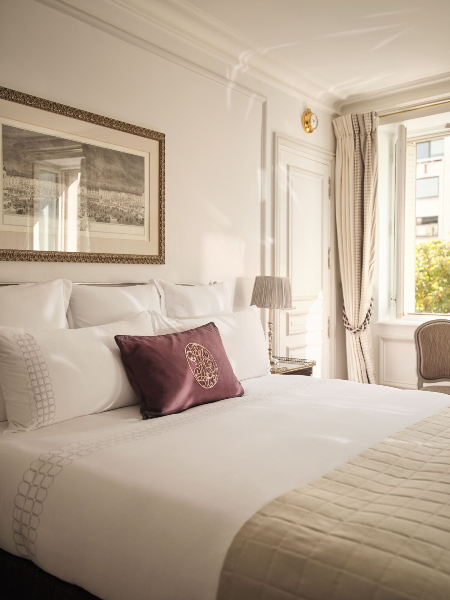 Esta é a cama do quarto Deluxe #314 do Plaza Athénée. 