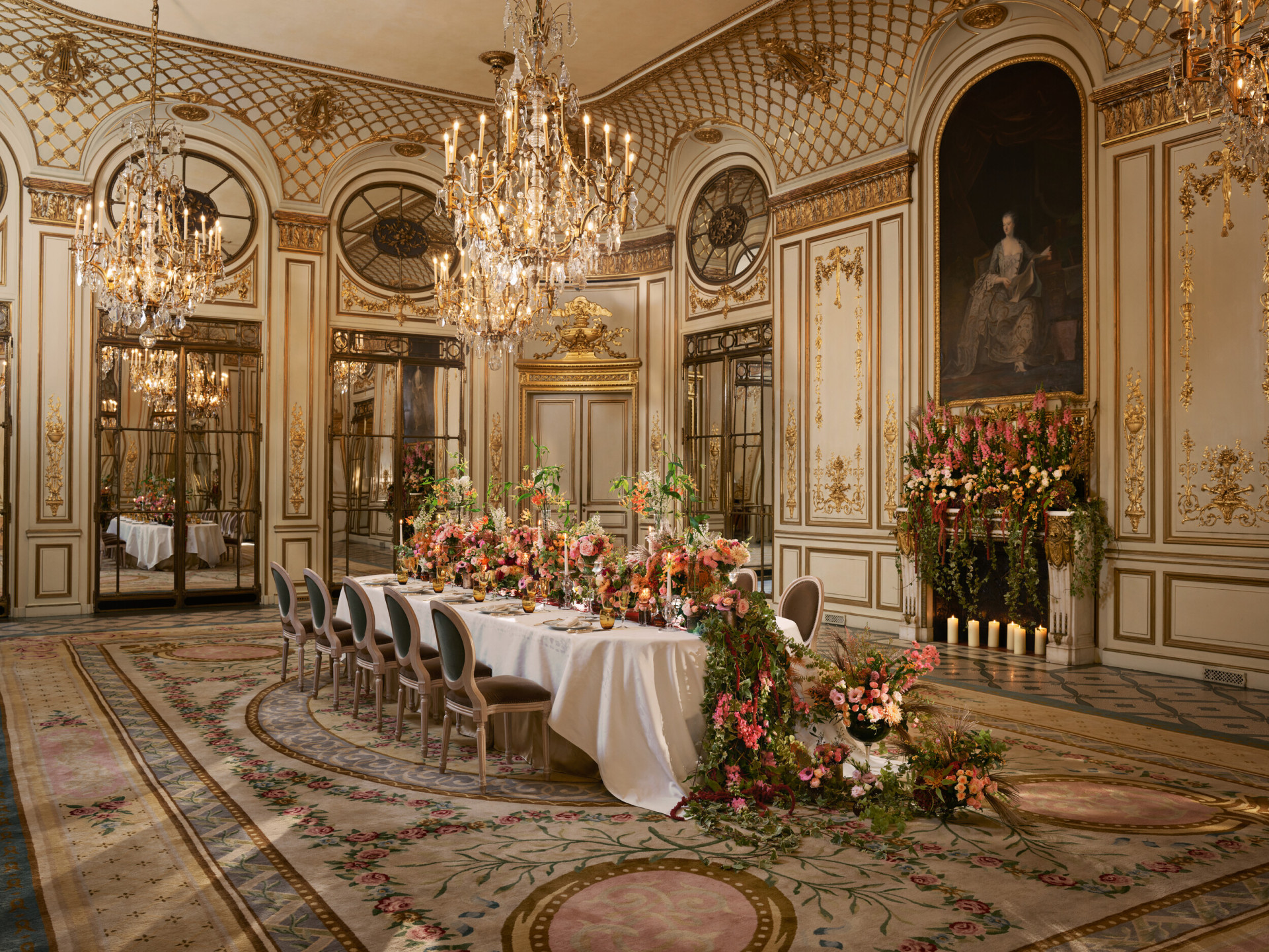 Diner privé au Salon Pompadour avec un ornement floral le long de la table et le long de la cheminée, au  Meurice, Paris - Dorchester Collection.