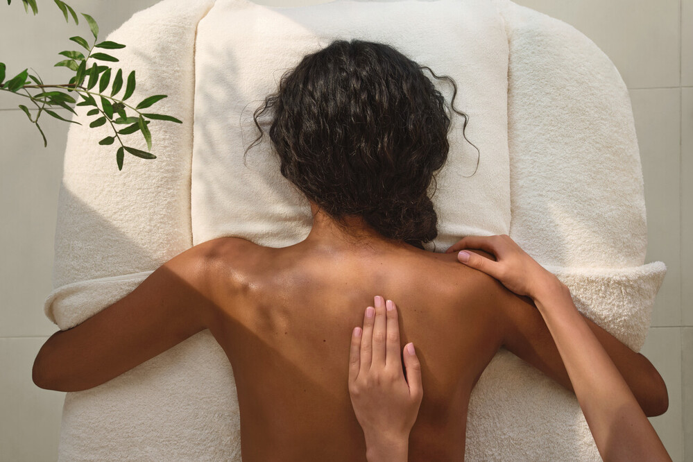 Massage, hands on back at the Hotel Bel-Air Spa
