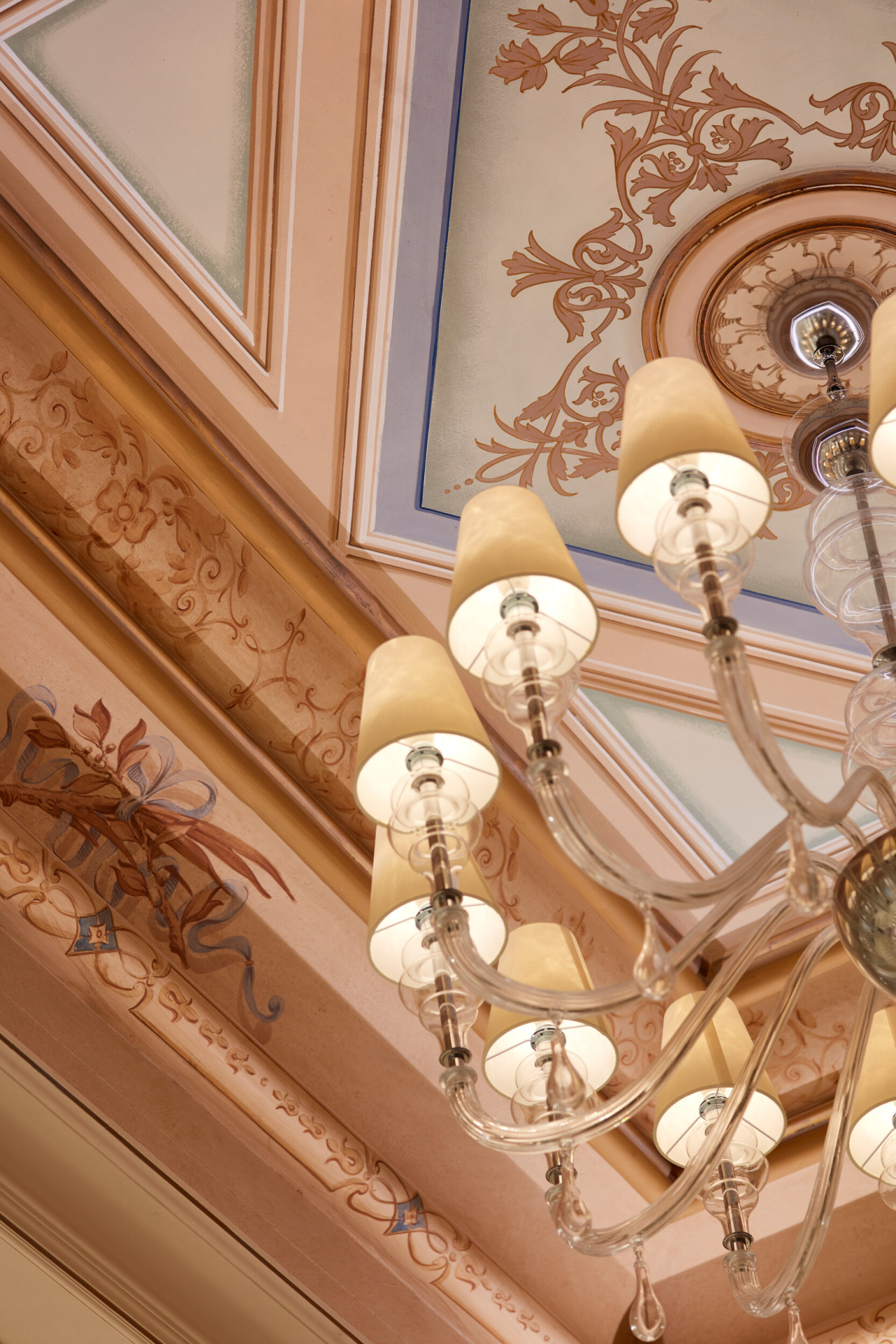 Dettaglio del lampadario nella sala Galieli