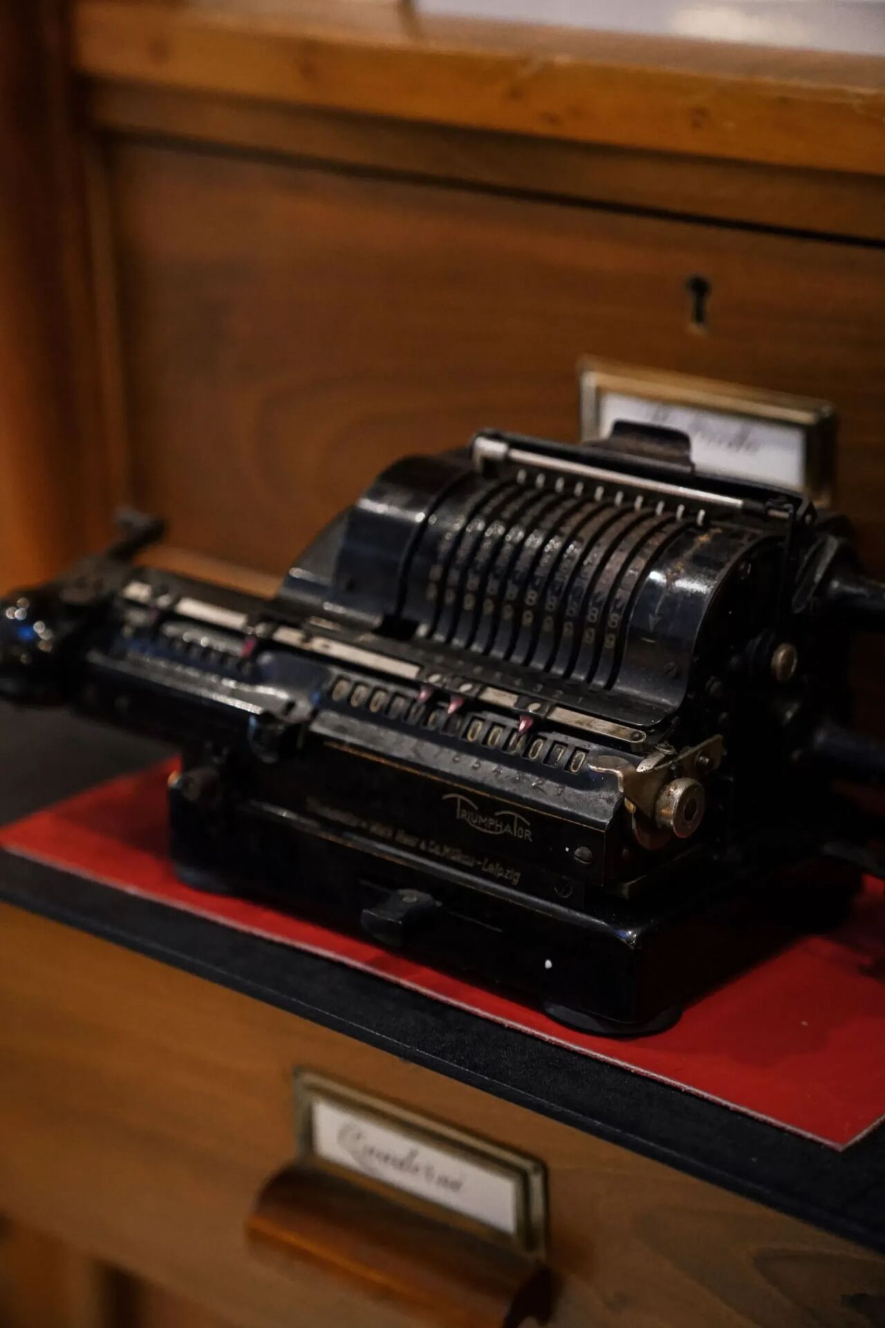Antique taypewriter on a wooden shelf