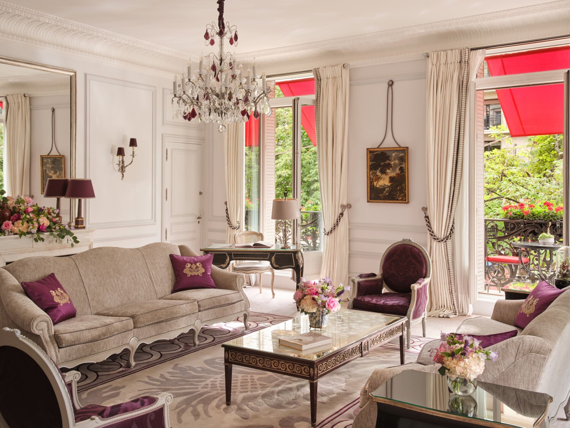 Esta é a sala de estar da Suite Eiffel #261 no Plaza Athénée.