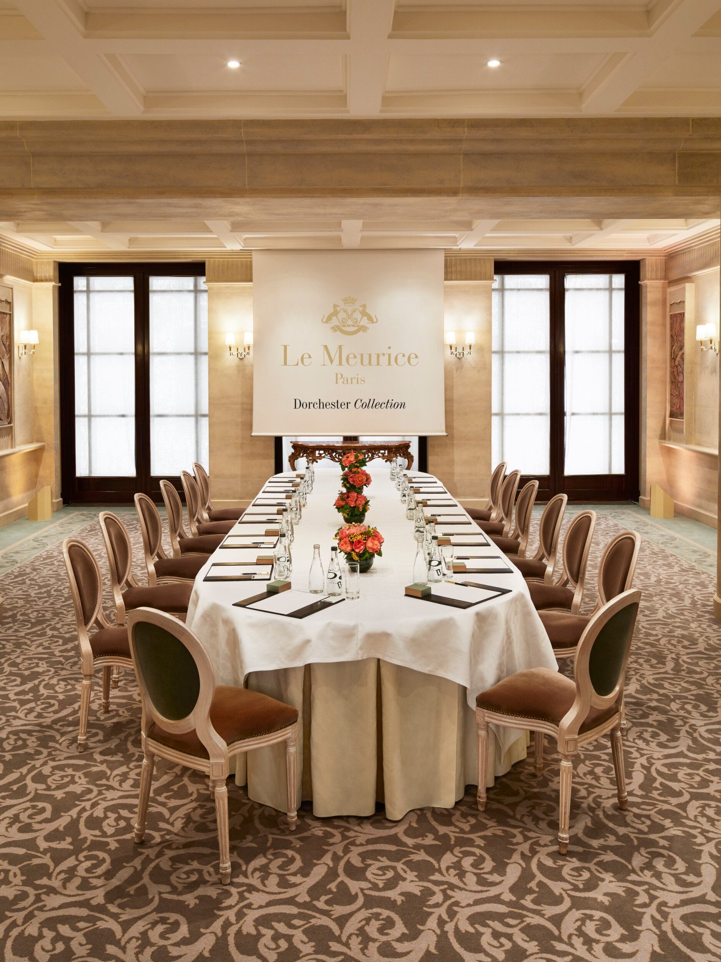 Photo of the salon jeu de paume showing the set-up made for the business meetings.