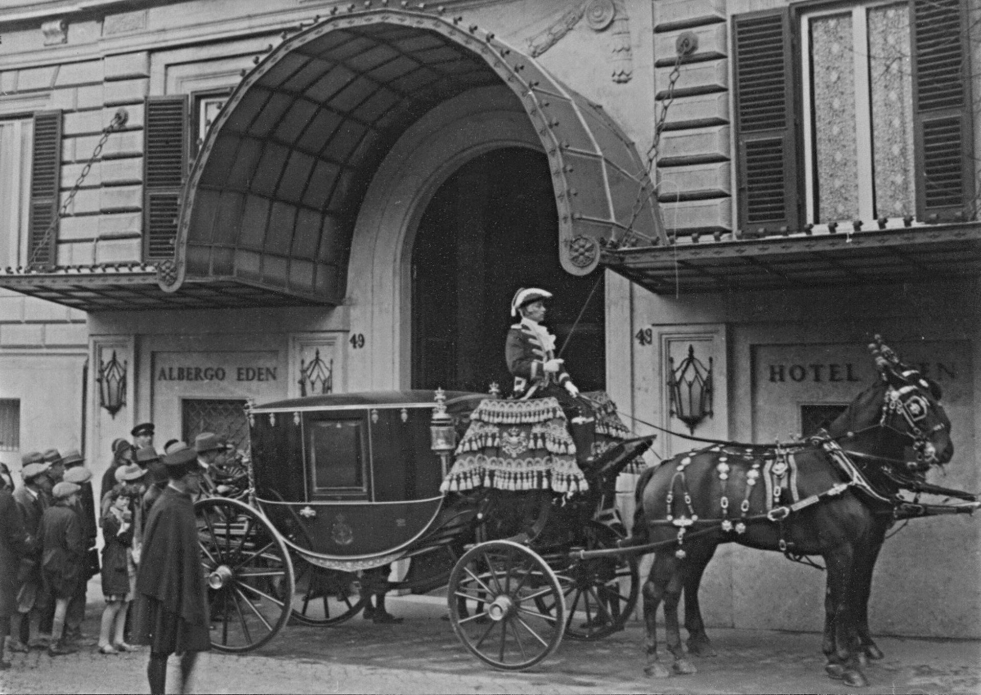 Carrozza antica con cocchiere davanti l'ingresso di Hotel Eden negli anni '30