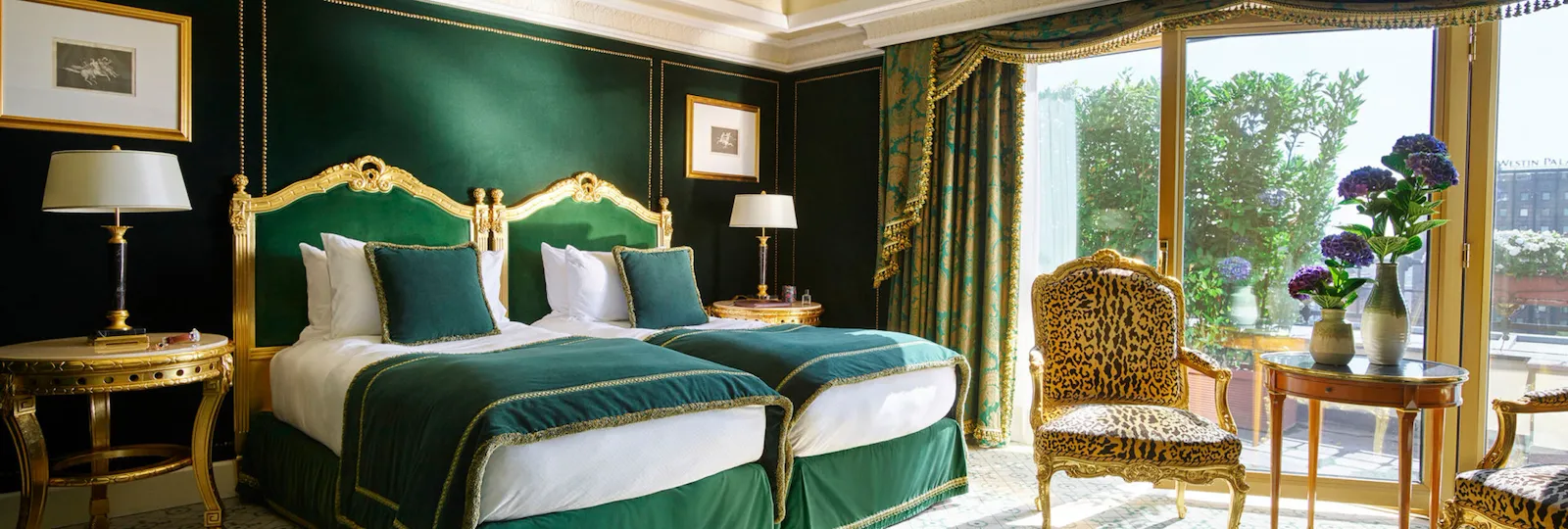 Vista della prima camera da letto di colore verde nella nostra Suite Presidenziale con una splendida luce naturale