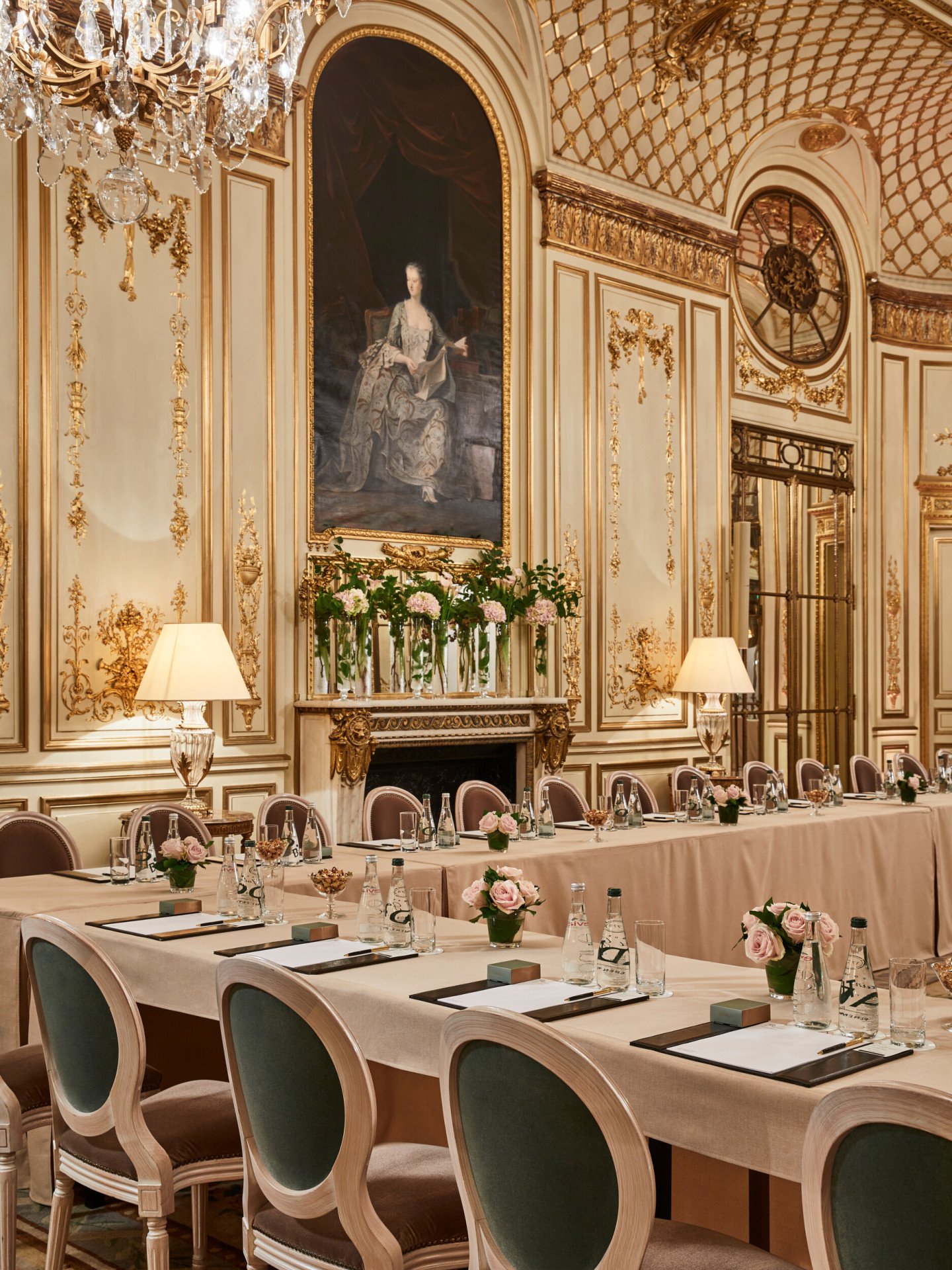 Salon Pompadour transformé en salle de réunion en forme de U. Sur les tables nous avons des fleurs, papiers, stylos et bouteilles d'eau, au Meurice, Paris.