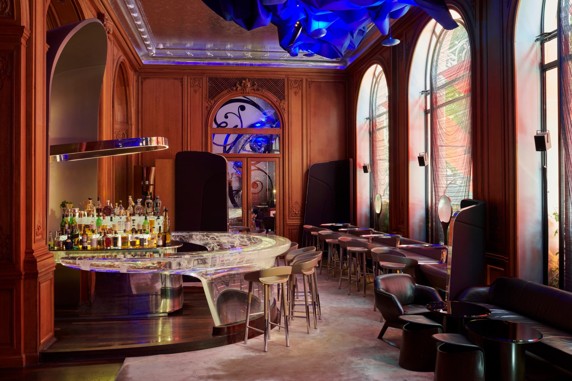 Photo du Bar de l’Hôtel Plaza Athénée, Paris, panneaux en bois, plafond bleu et comptoir transparent