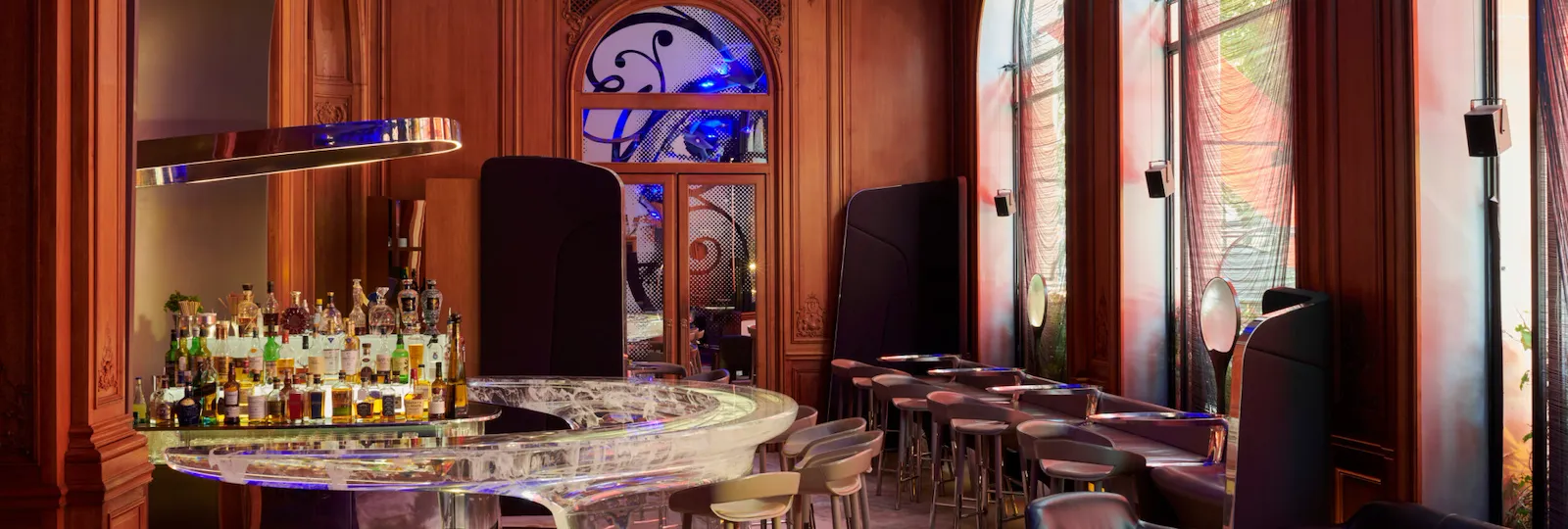 Picture of Le Bar at the Hôtel Plaza Athénée, Paris, wooden panels, blue ceiling and transparent bar counter