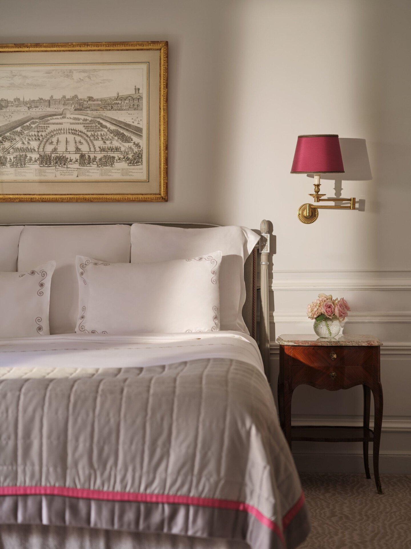 Esta é a cama da Suite Júnior n.º 532 do Plaza Athénée.
