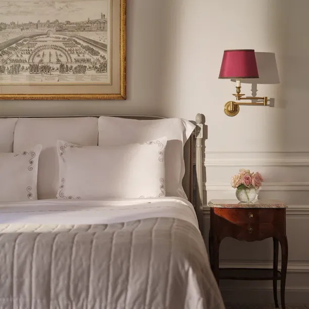 Esta é a cama da Suite Júnior n.º 532 do Plaza Athénée.