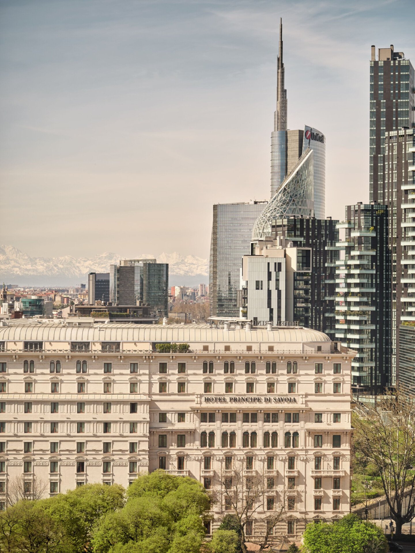 Facciata dell'hotel con il quartiere di porta nuova sullo sfondo
