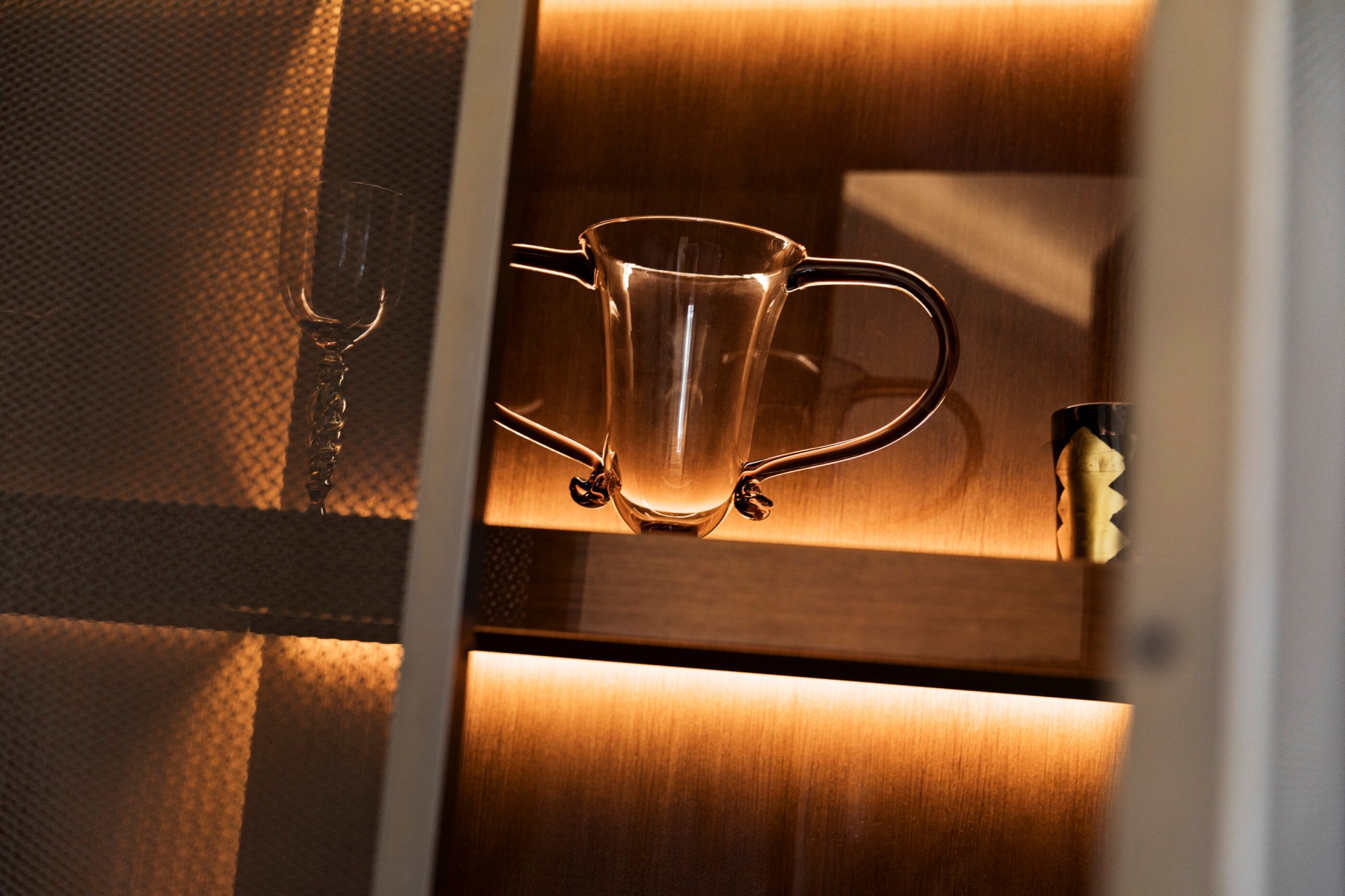 vaso di Murano dentro un armadio in una camera a Hotel Eden Roma