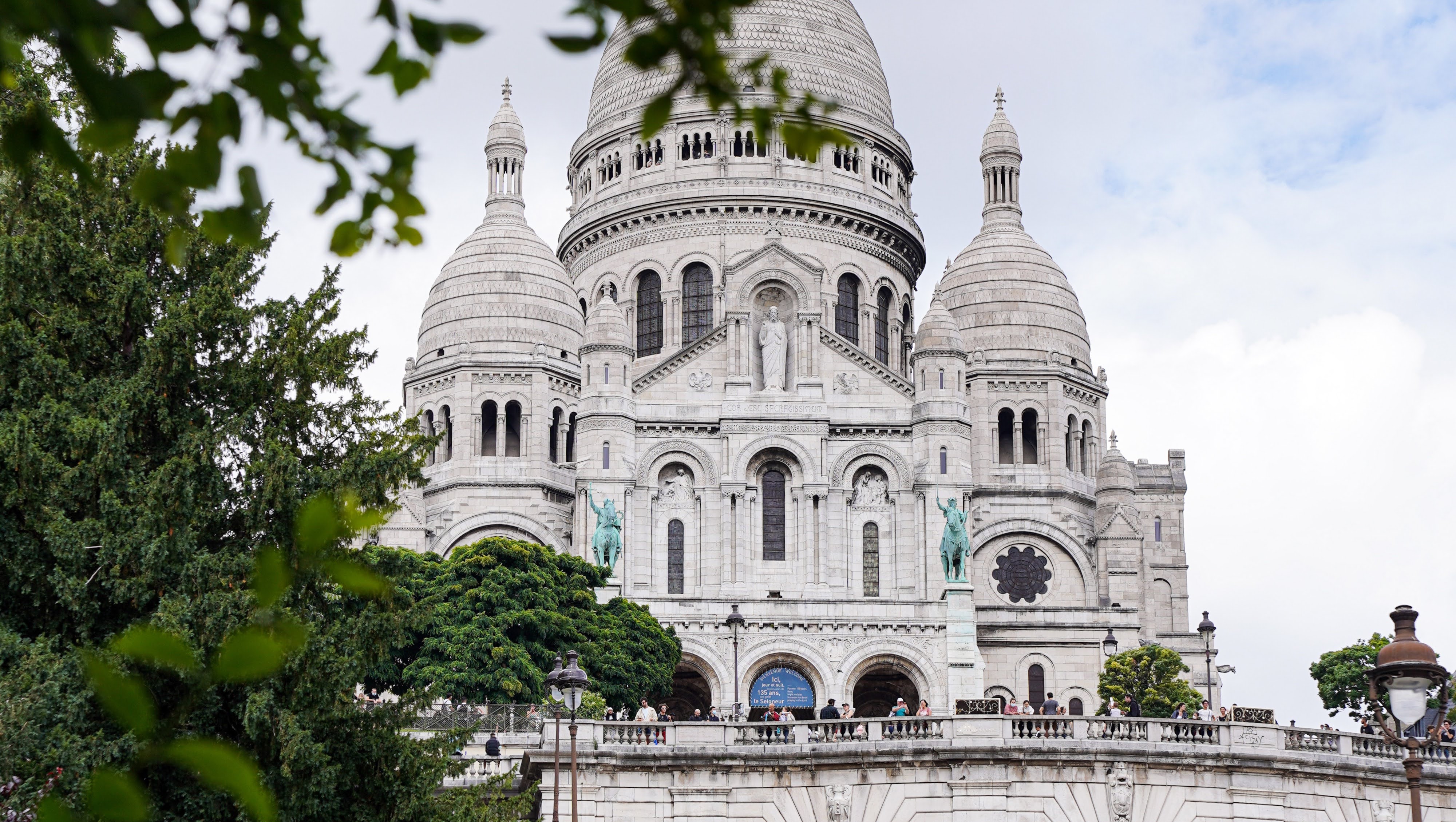 Vue de près sur le Sacré Coeur de Montmarte à Paris, Dorchester Collection