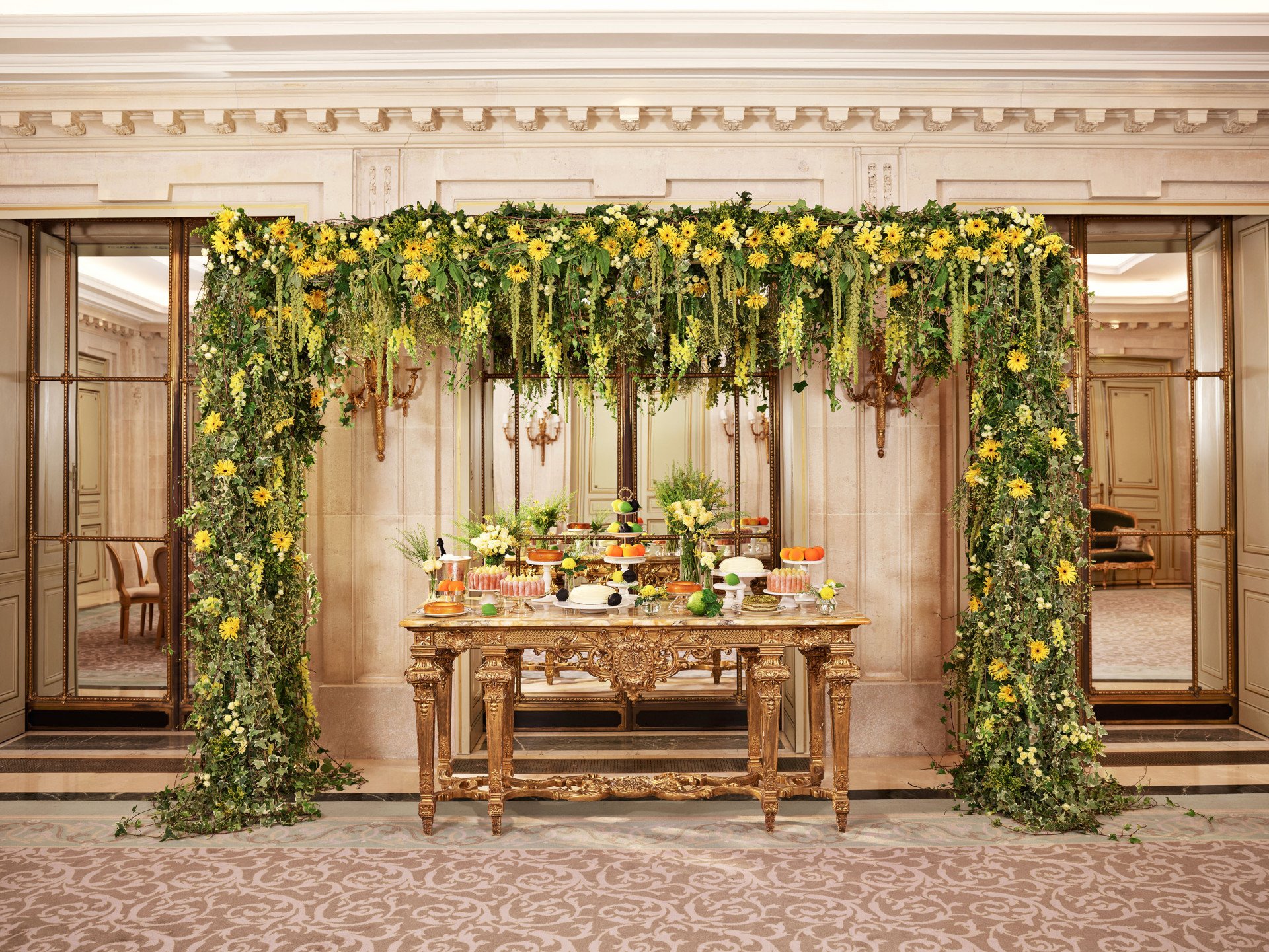 Buffet de viennoiseries avec un arc végétal décoratif dans le Salon Tuileries du Meurice - Dorchester Collection