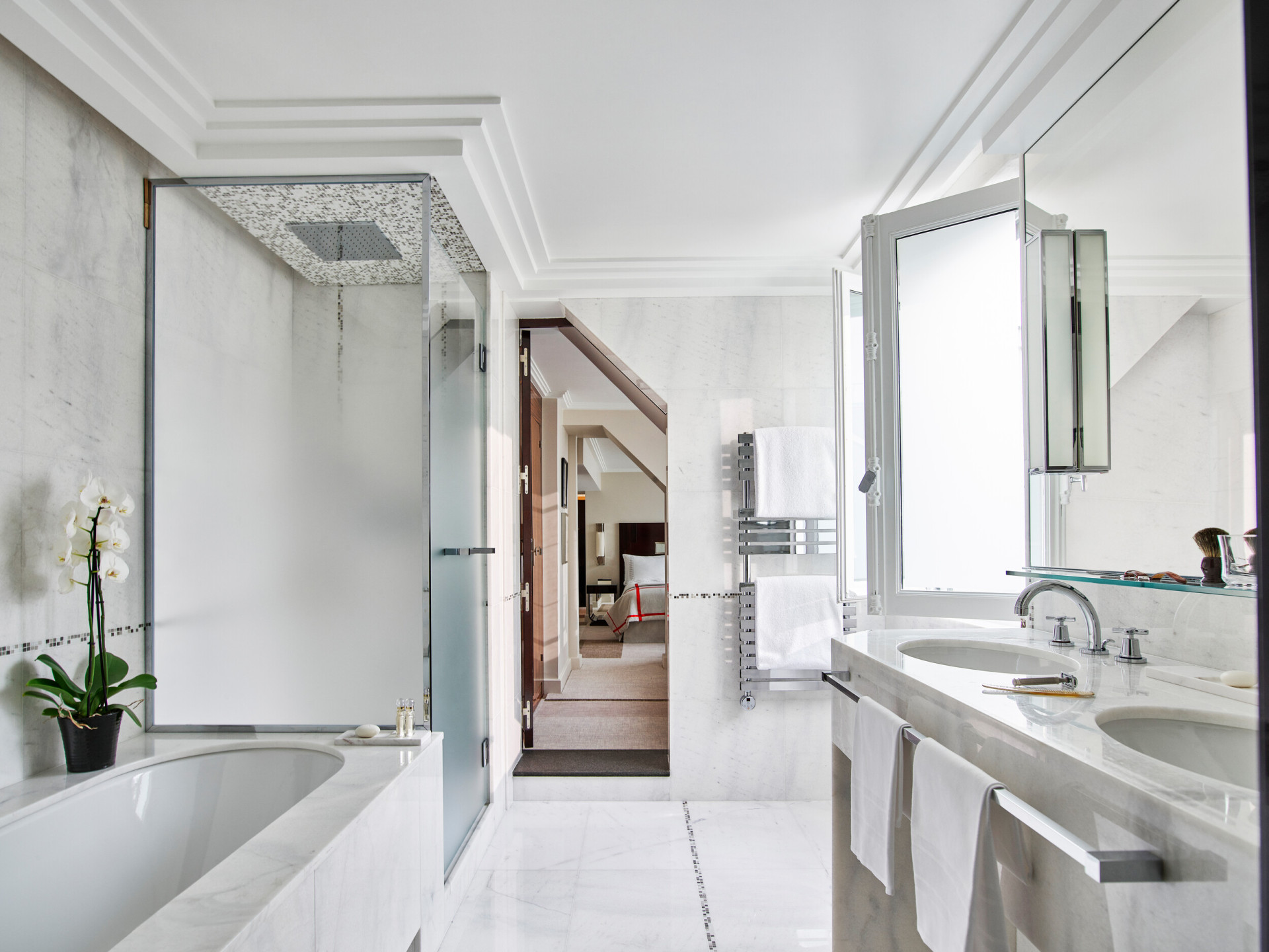 A casa de banho da Suite Deluxe do Hôtel Plaza Athénée. 