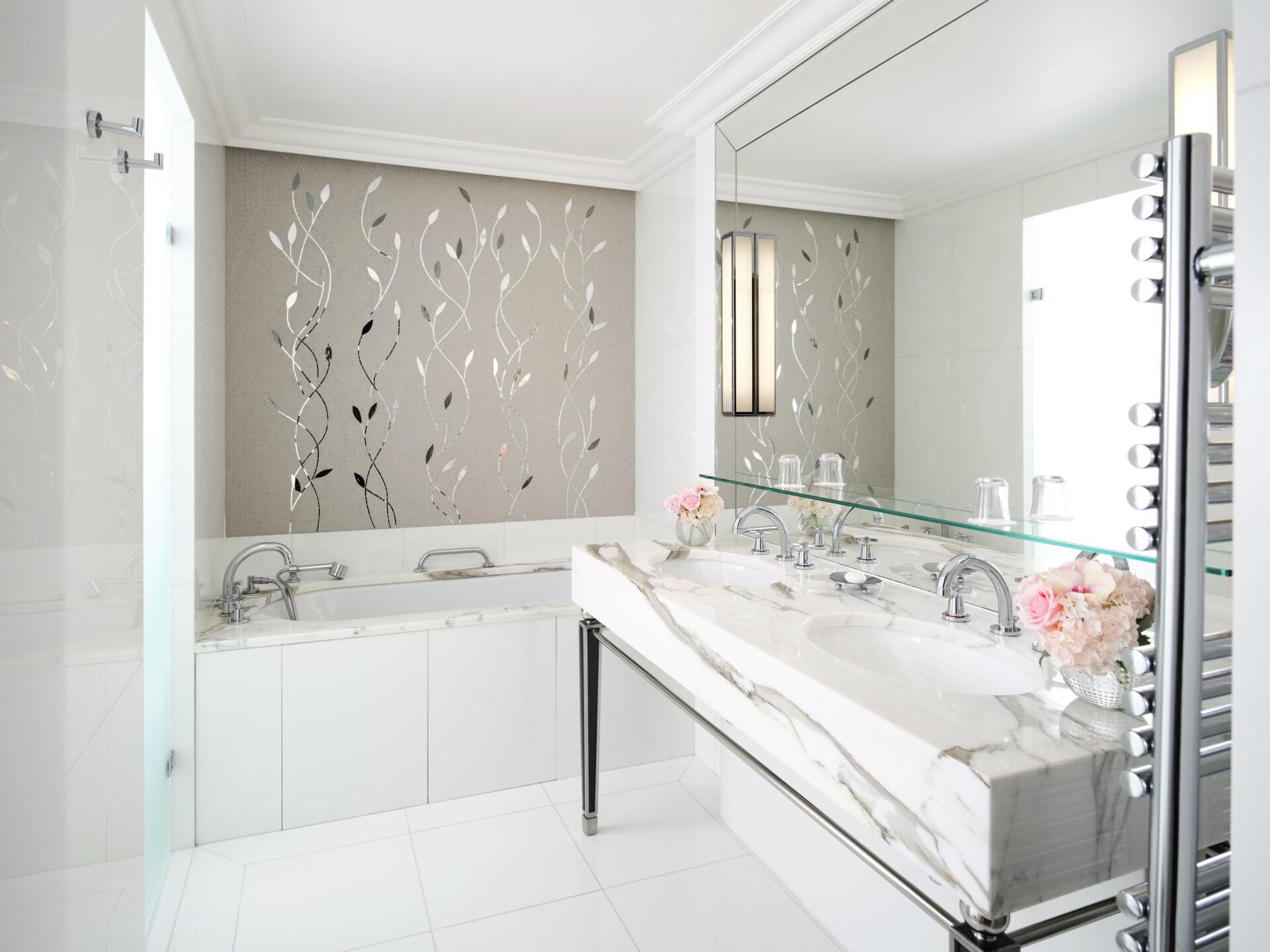 Esta é a casa de banho da Junior Suite Av. Montaigne View #312 no Plaza Athénée. Montaigne View #312 no Plaza Athénée.