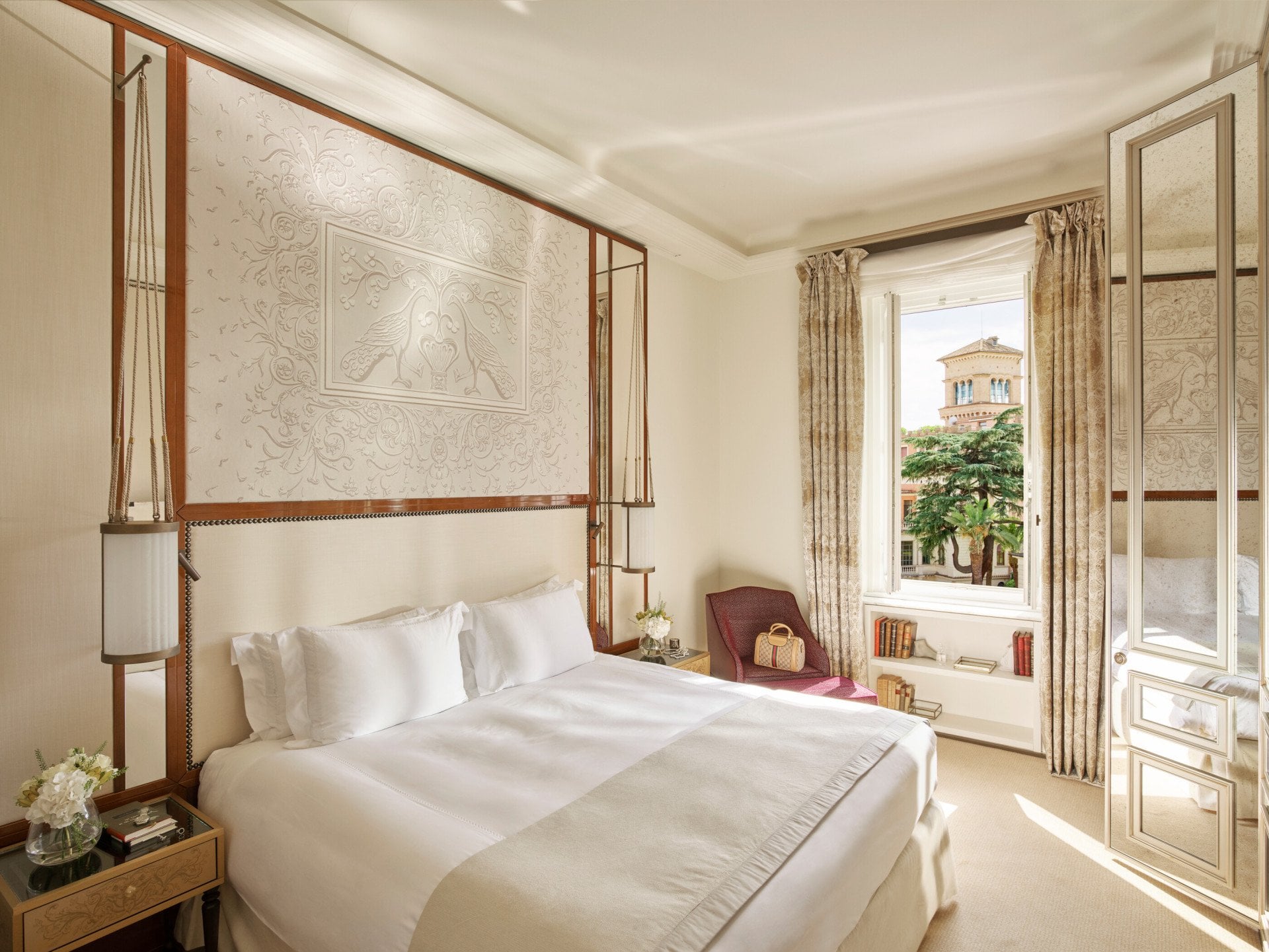 Camera da letto di una Suite Classic con vista a Hotel Eden Roma