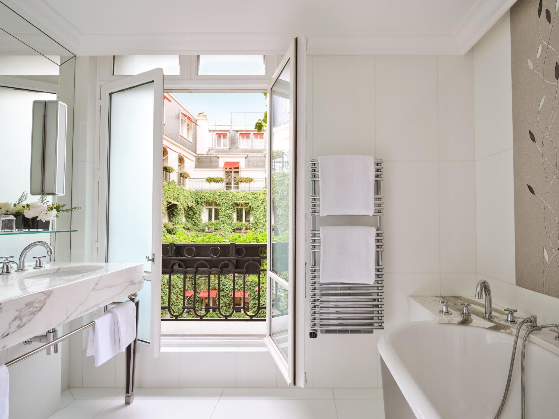 Esta é a casa de banho da Junior Suite #532 do Plaza Athénée.
