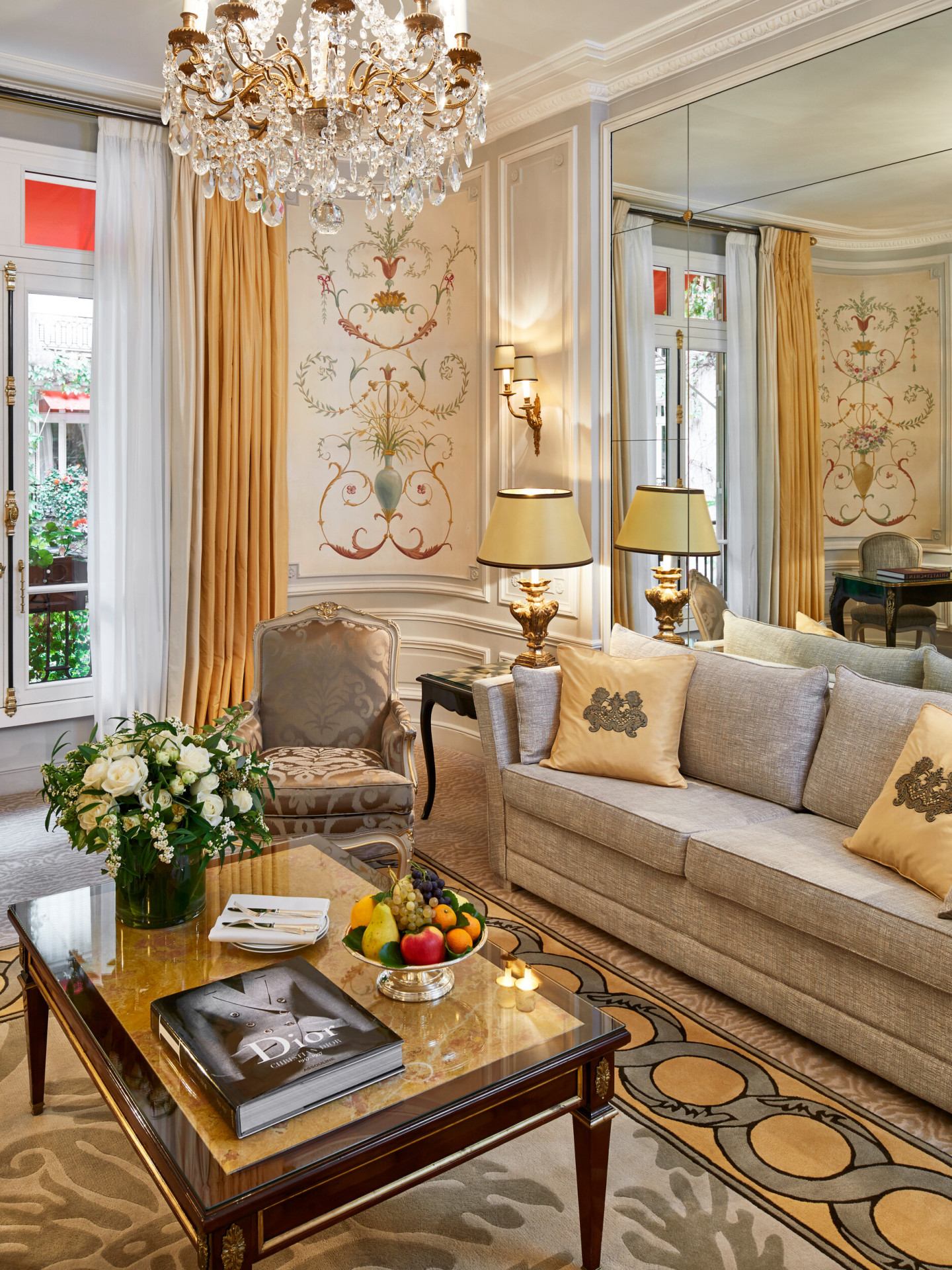 Le Salon de la Suite Deluxe à l' Hôtel Plaza Athénée.