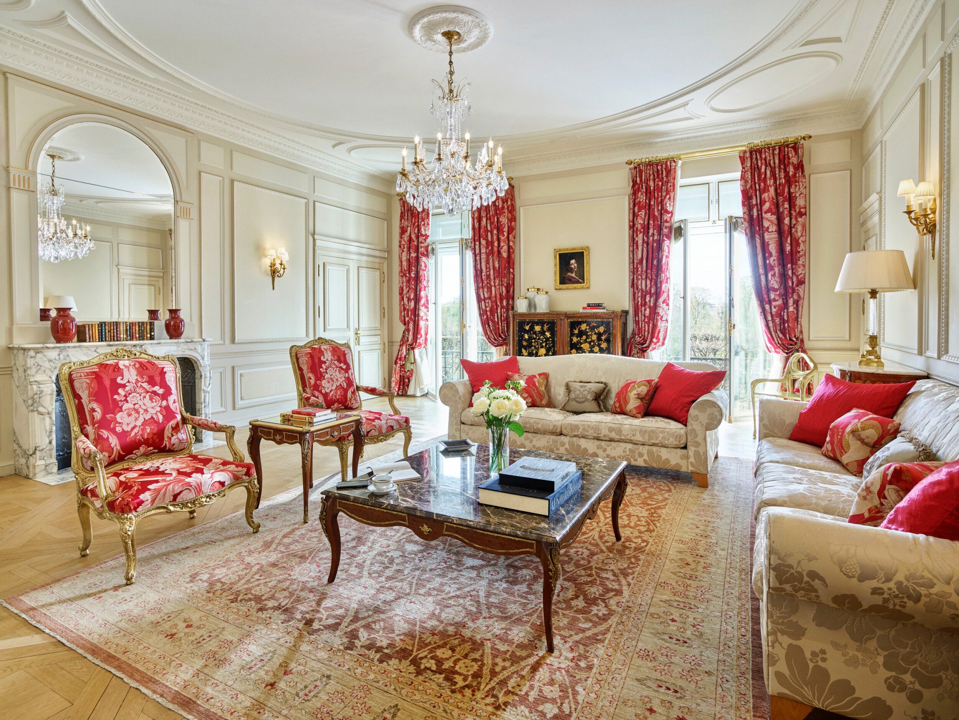 Détails du Salon Présidentiel Dalí au Meurice, Paris.