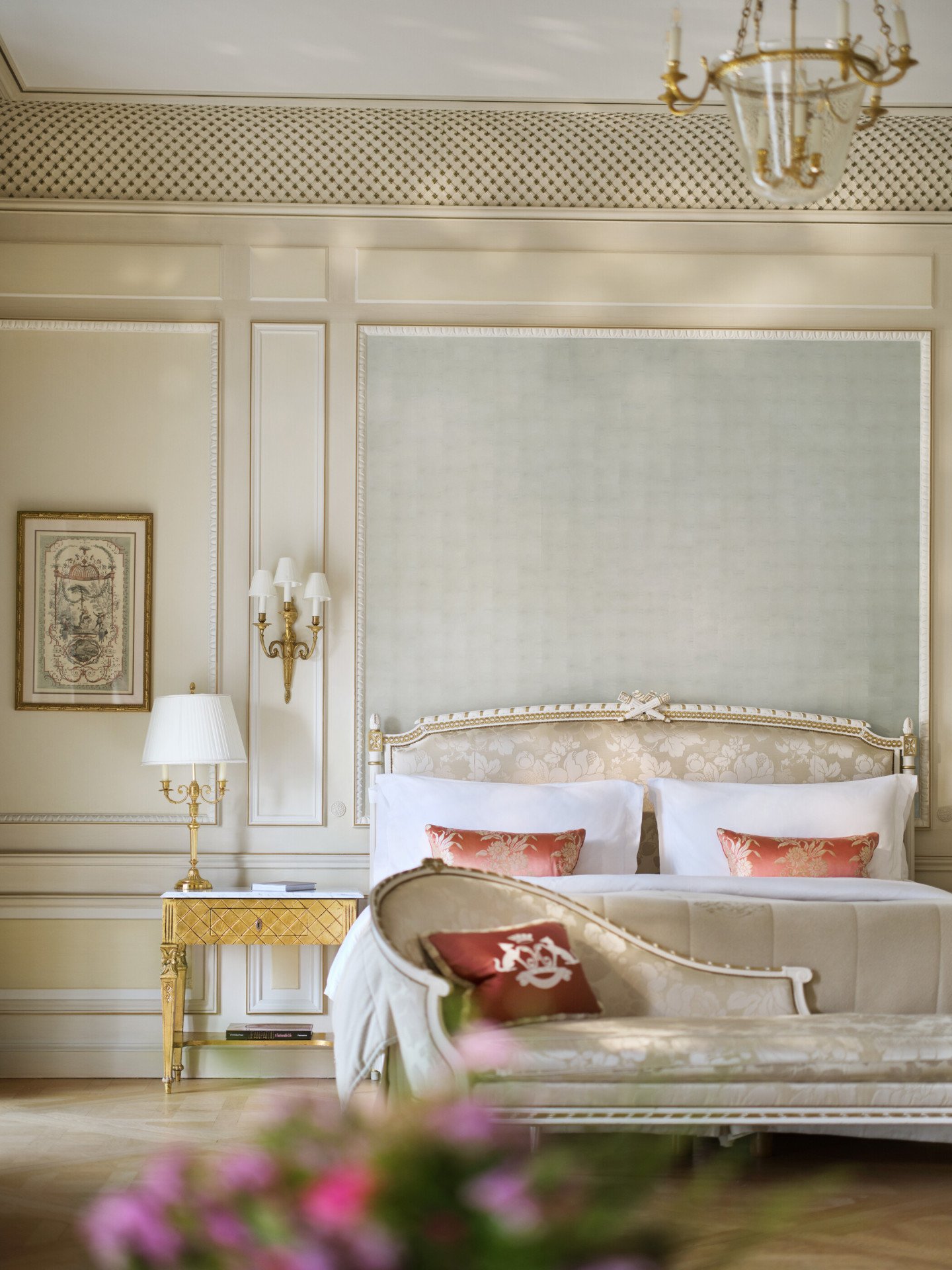 Vista frontal do quarto de uma Suíte Versailles com a cama atrás do sofá, no Le Meurice, Paris