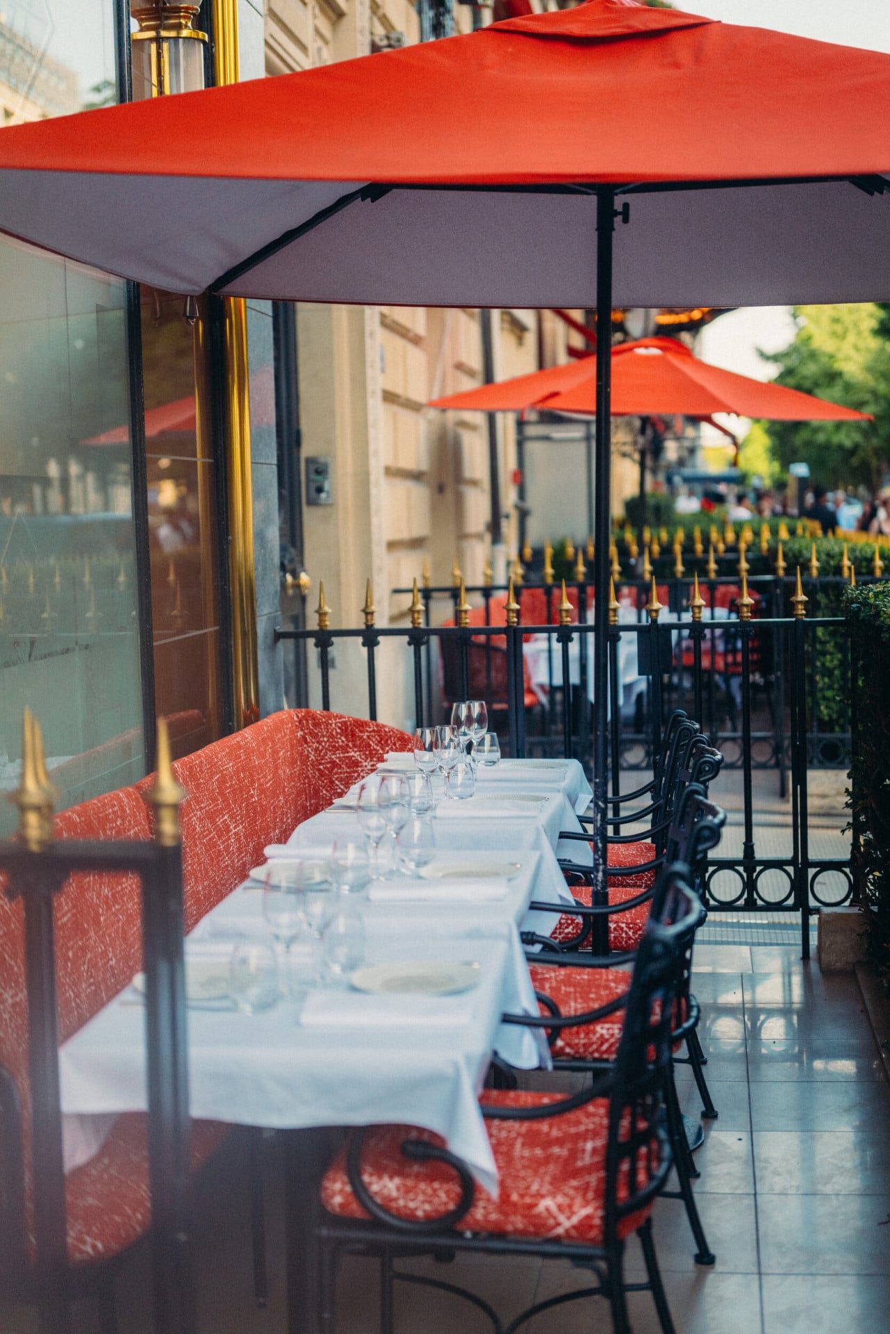 O terraço do Relais Plaza com as mesas e os guarda-sóis vermelhos Plaza, no hotel Plaza Athénée, em Paris