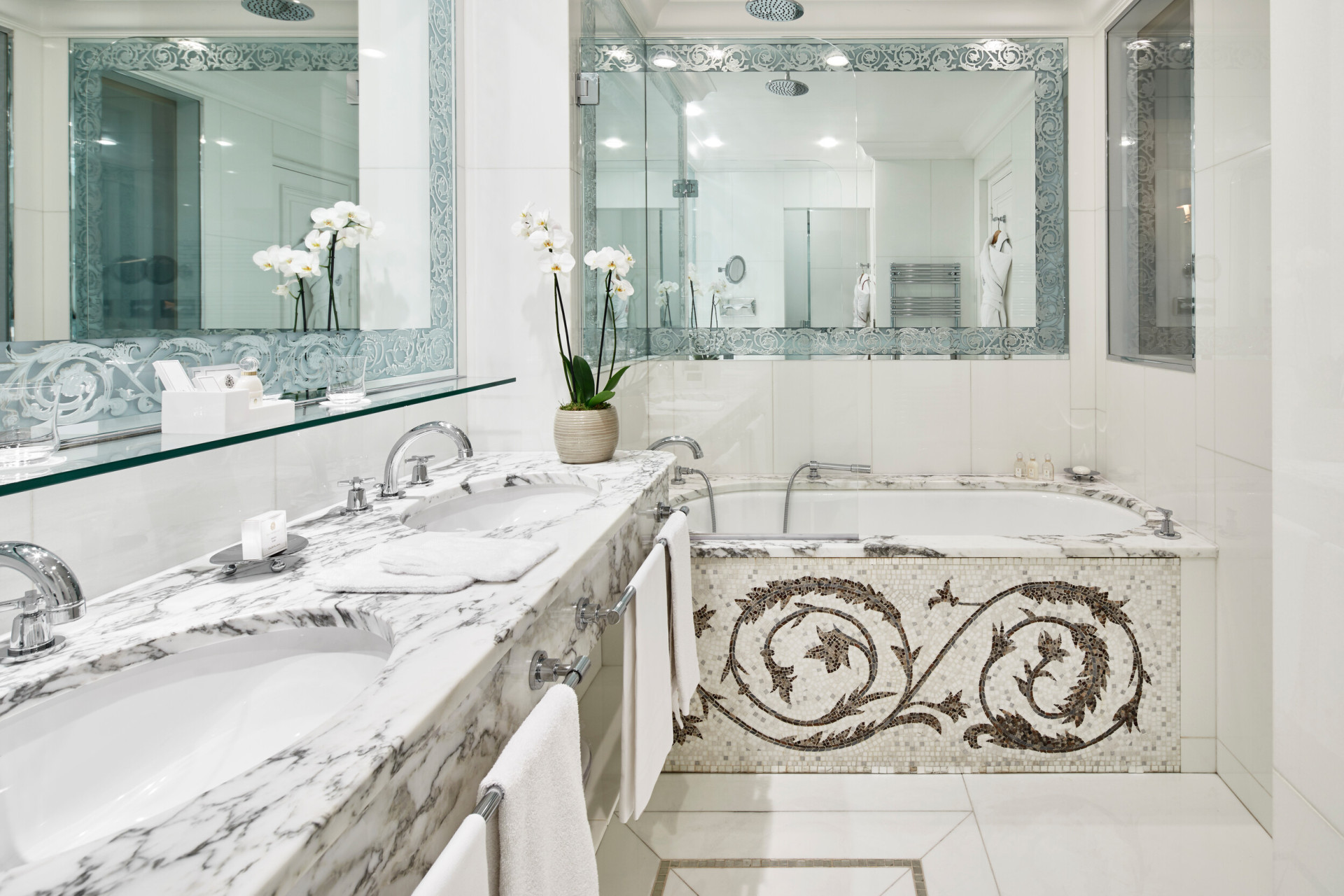 A casa de banho do quarto Deluxe avenue montaigne no Plaza Athénée