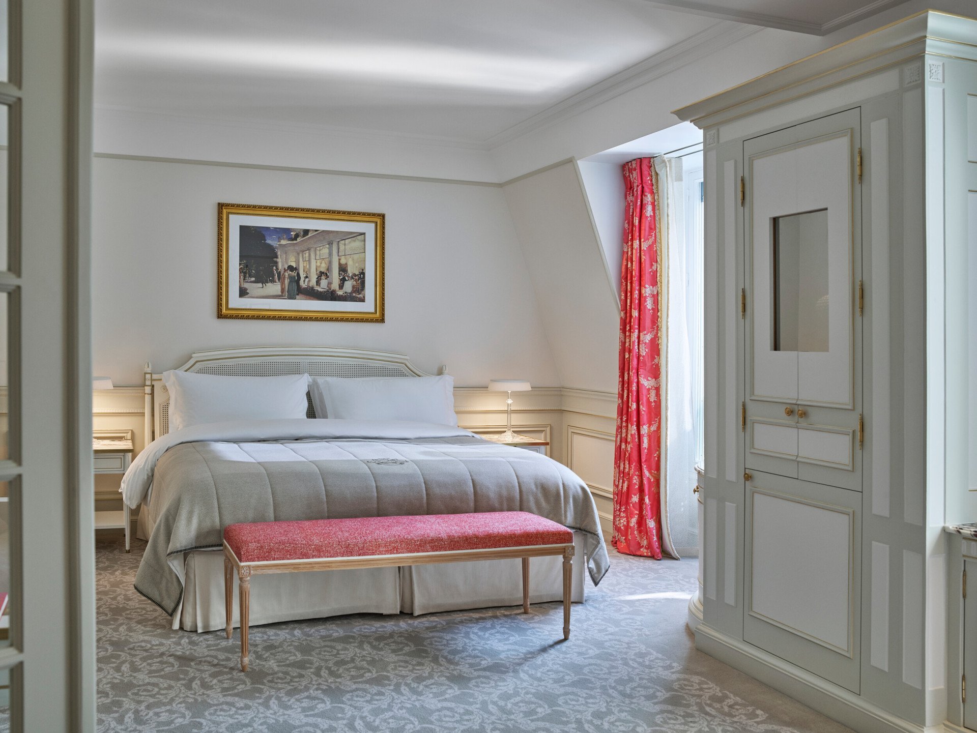 Quarto de suíte júnior executiva com cortinas rosa no Le Meurice, Paris.