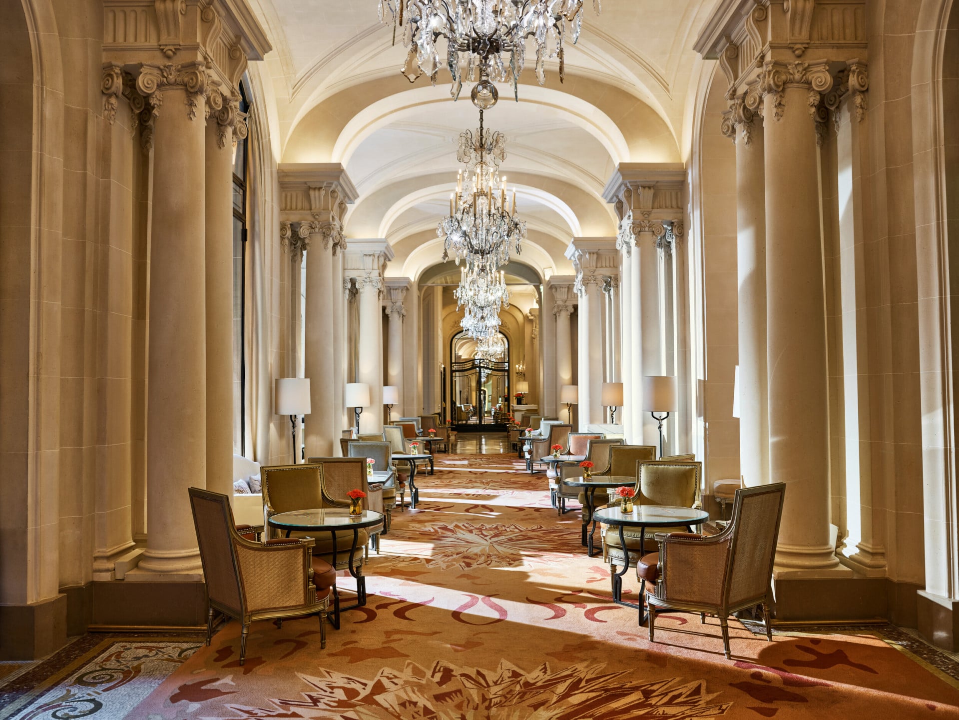Allée du restaurant La Galerie avec ses lustres et ses tables, à l’Hôtel Plaza Athénée, Paris
