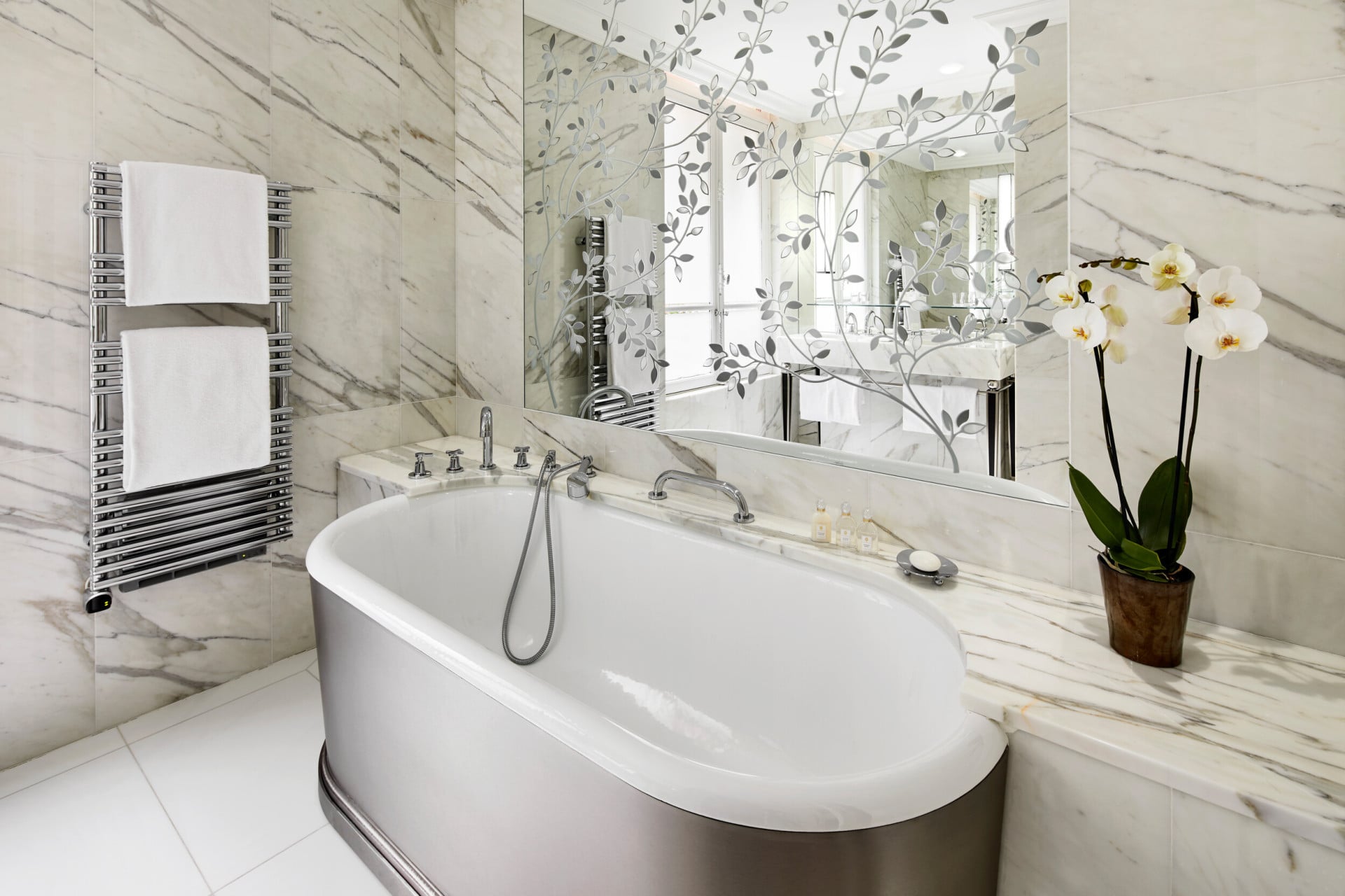 A casa de banho da Suite Júnior do Hotel Plaza Athénée.