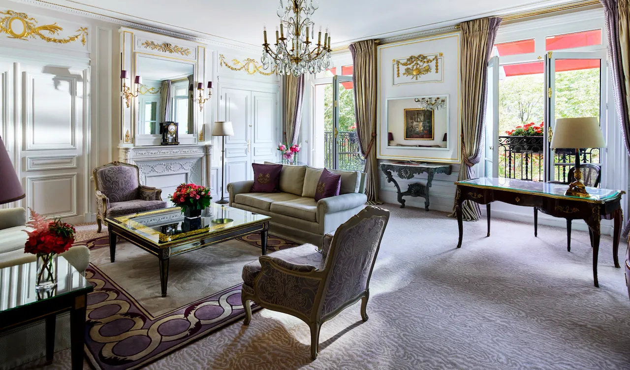 Salon de la suite prestige de l'hotel plaza athenee