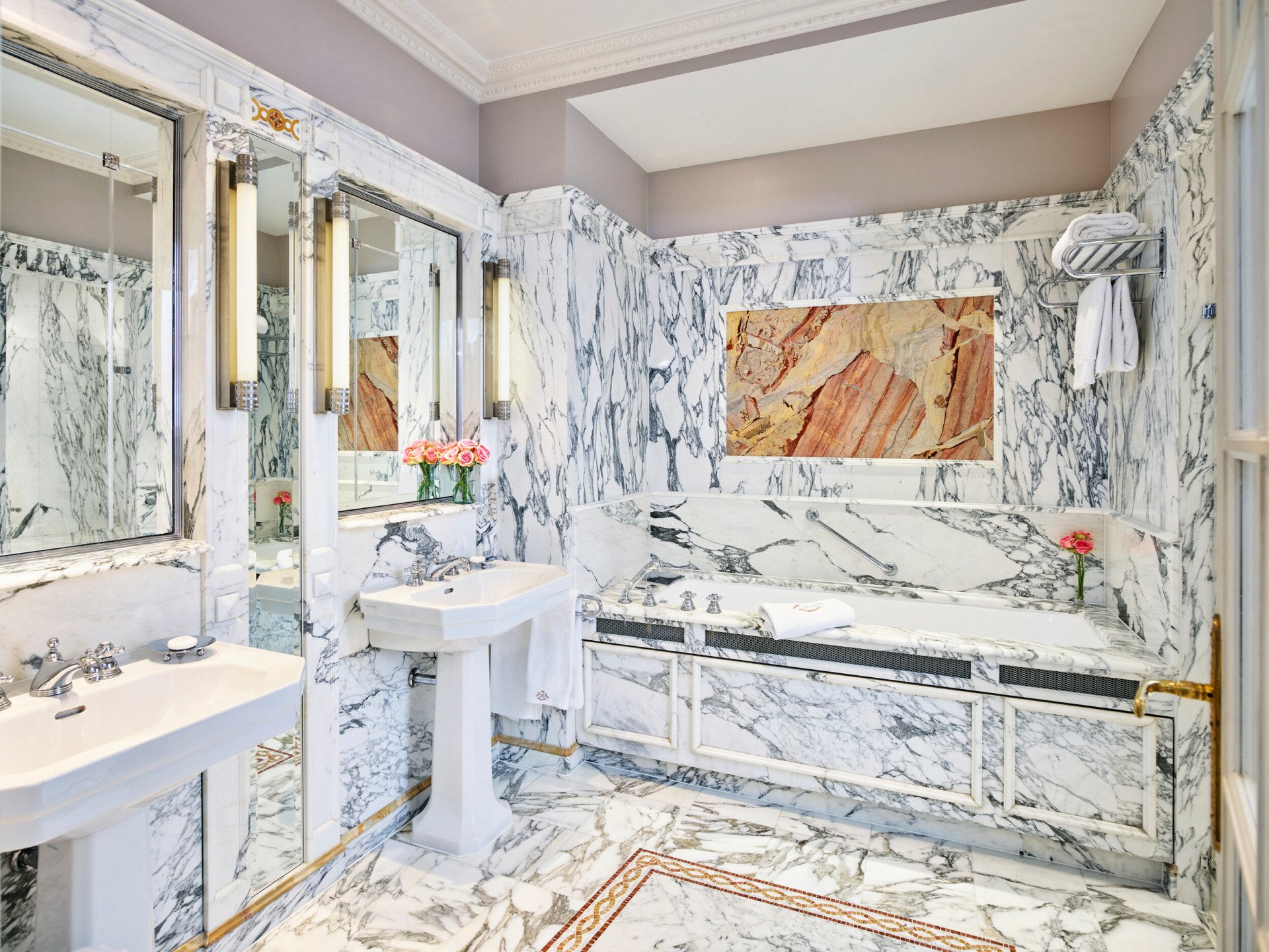 Prise de vue paysagère de la salle de bains en marbre de la suite Versailles du Meurice, Paris.