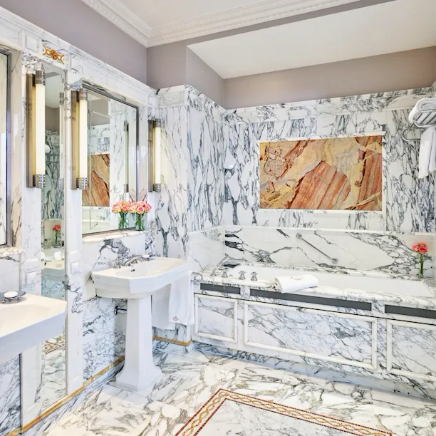 Fotografia de paisagem da casa de banho em mármore da suite Versailles no Le Meurice, Paris.