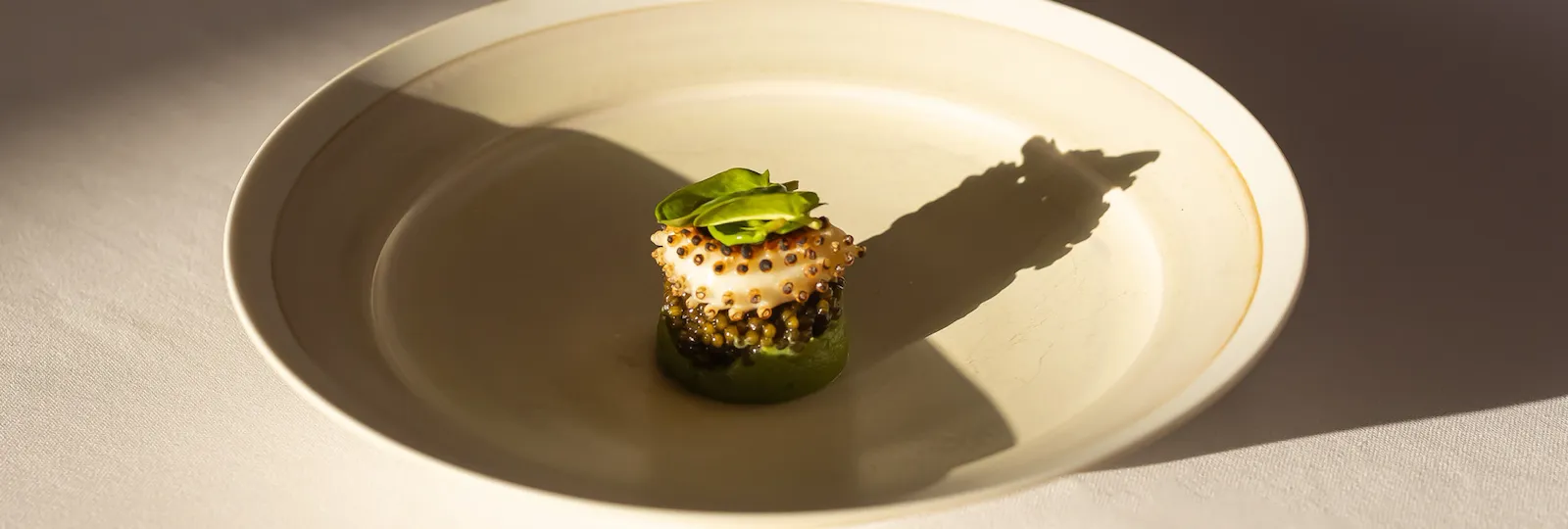 Veados assados e azeda com caviar no Restaurante Le Meurice Alain Ducasse, em Le Meurice, Paris.