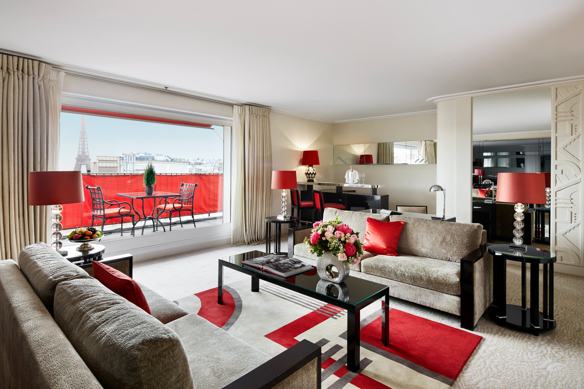 Salon de l'Appartement avec balcon vue sur la Tour Eiffel, à l'Hôtel Plaza Athénée