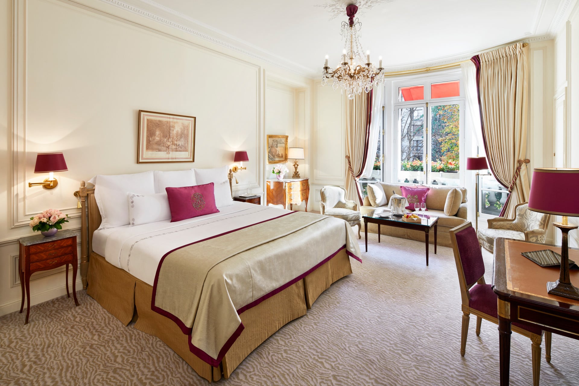 Vue d'une suite junior avenue montaigne à l'hotel plaza athenée