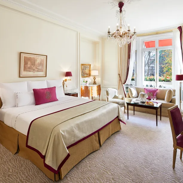 Vista de uma suite júnior na avenue montaigne do hotel plaza athenée