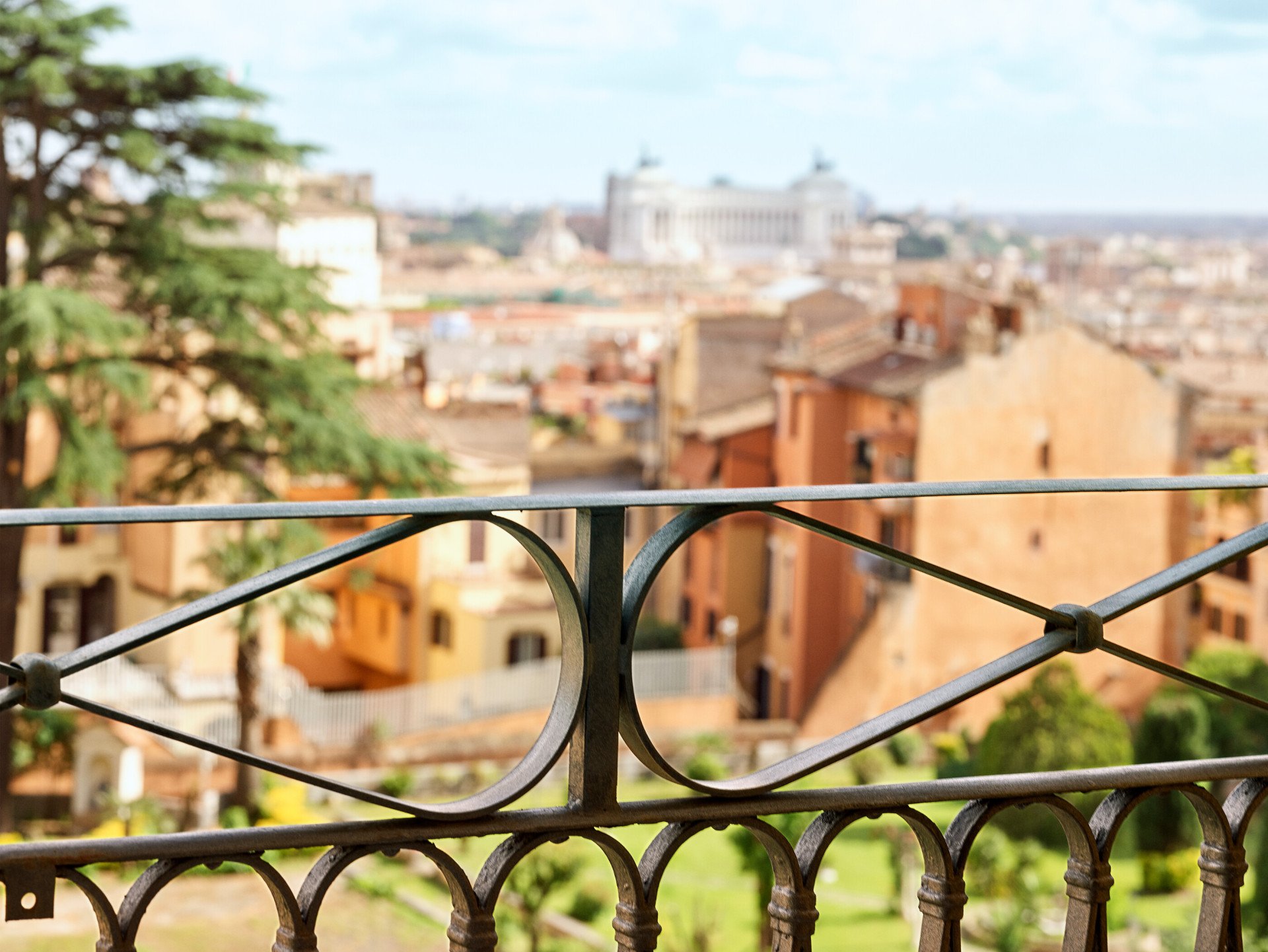Dettaglio di ringhiera in ferro battuto di un balcone di Hotel Eden Roma
