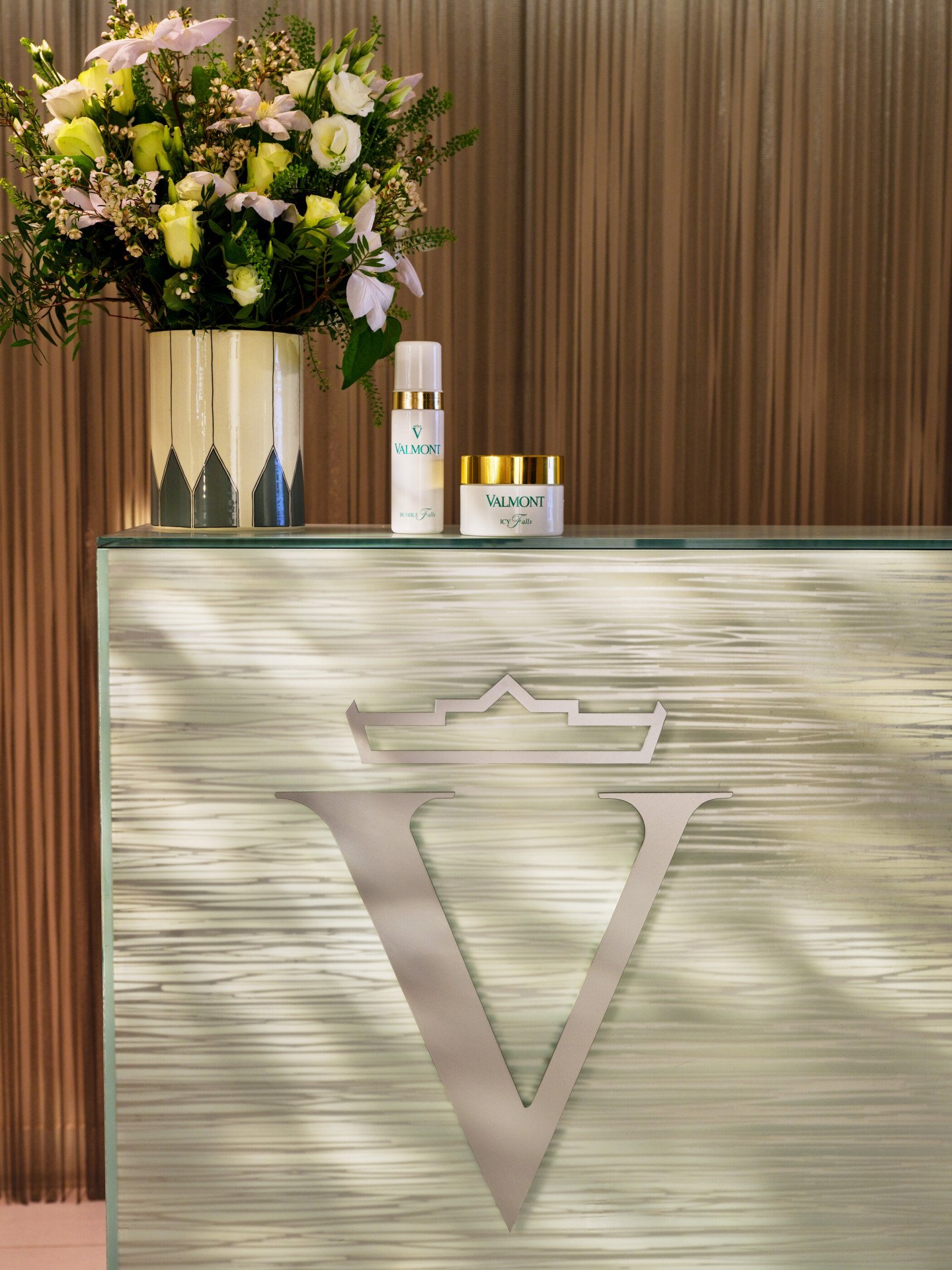 Détails de l'accueil avec un bouquet de fleurs et des produits cosmétiques au Spa Valmont pour Le Meurice, Paris - Dorchester Collection