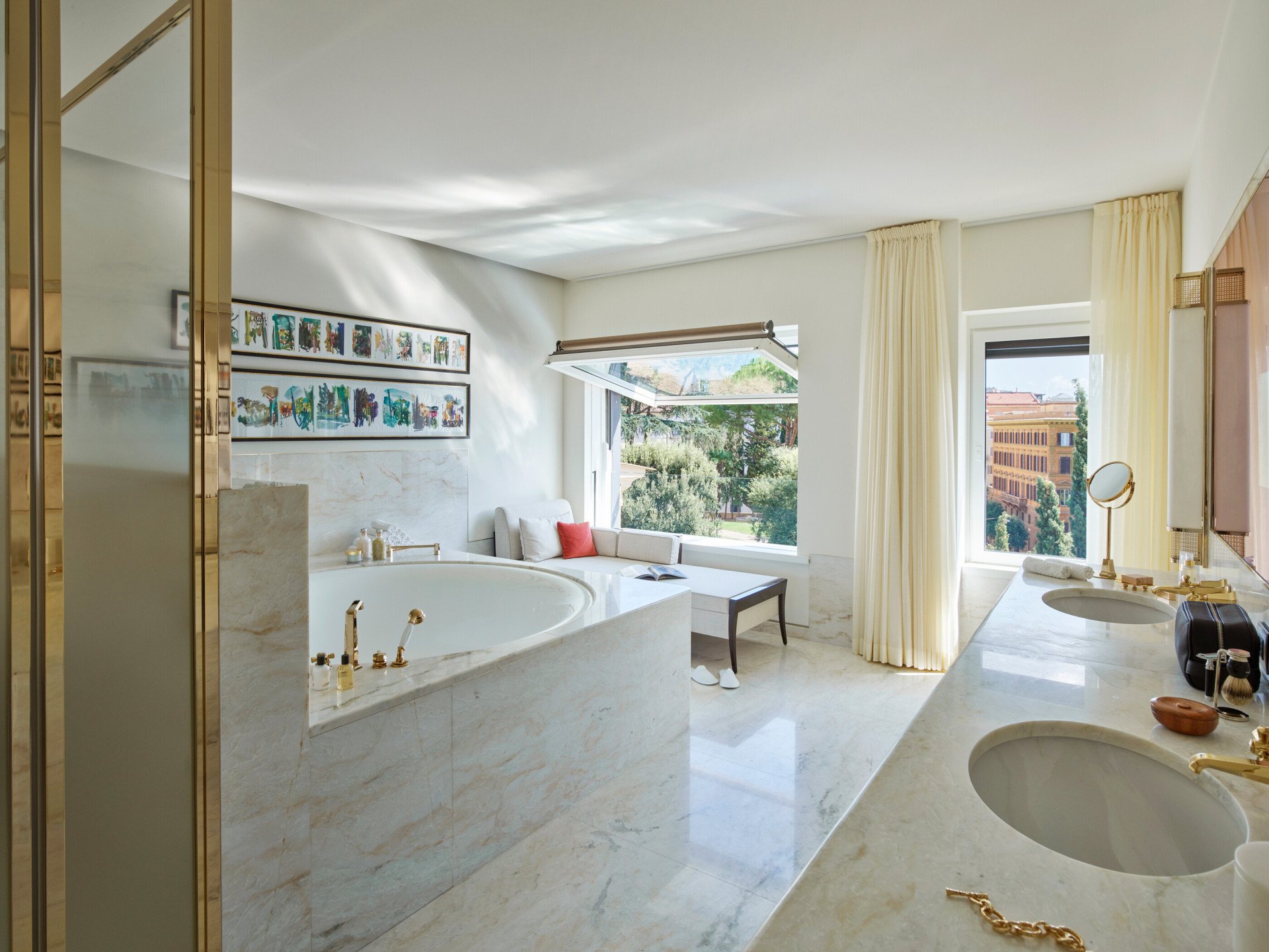 Bagno con vasca circolare della Suite Penthouse Bellavista a Hotel Eden Roma
